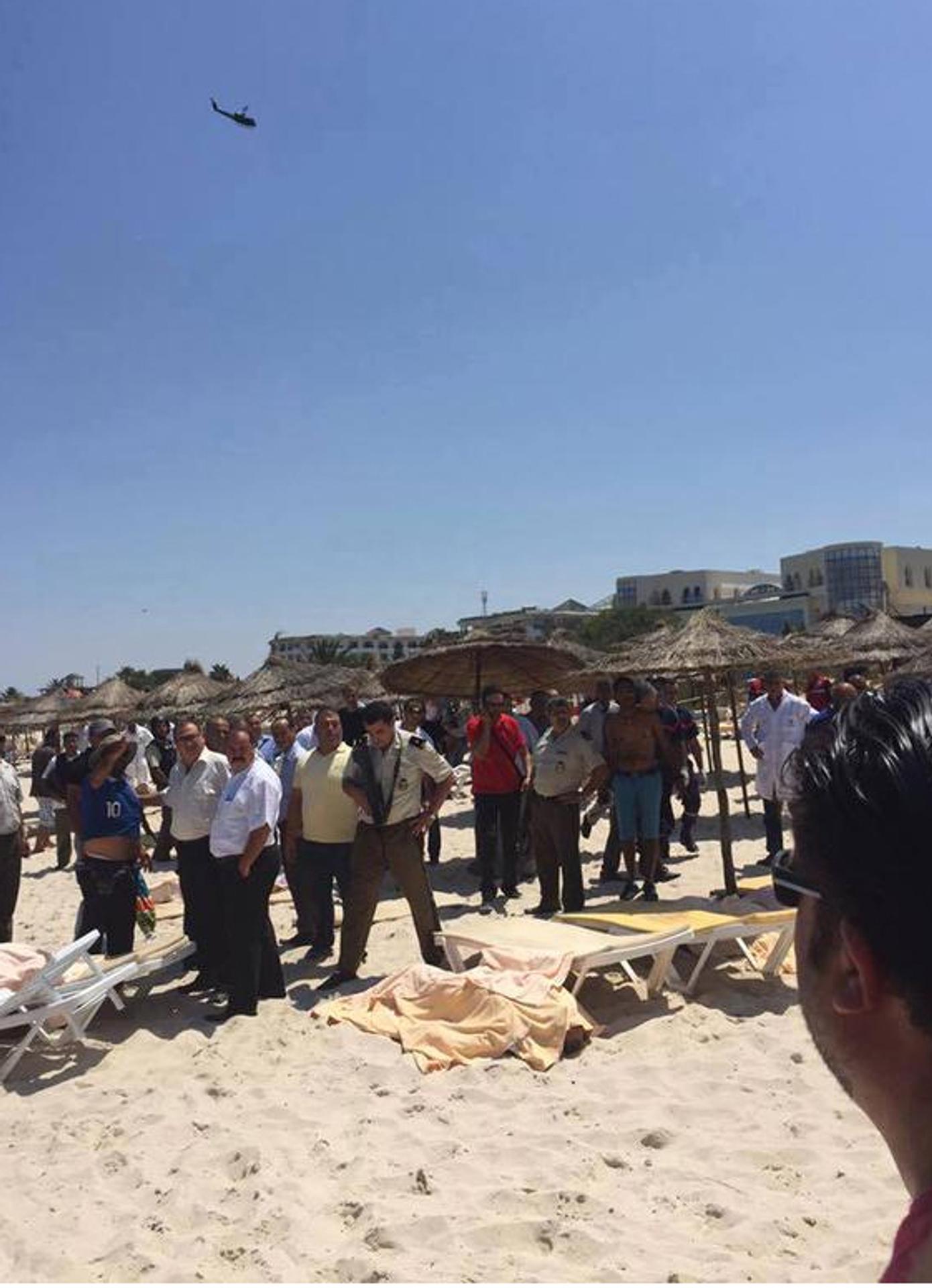 Hrozný pohľad na obete na pláži.