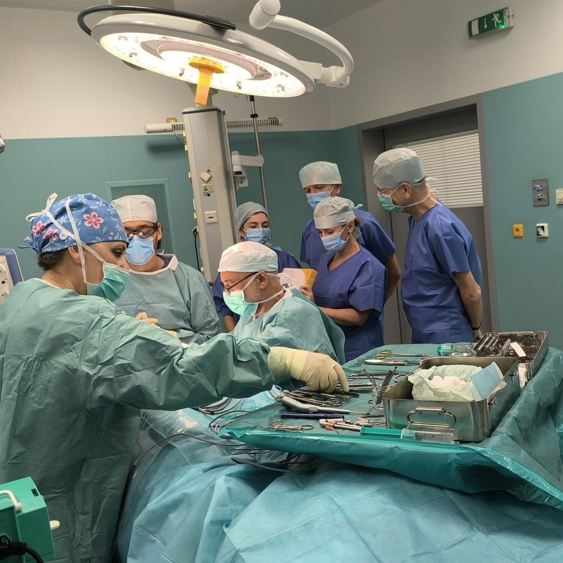 Lekári z Detskej fakultnej nemocnice Košice prvýkrát zaviedli unikátny sluchový implantát 