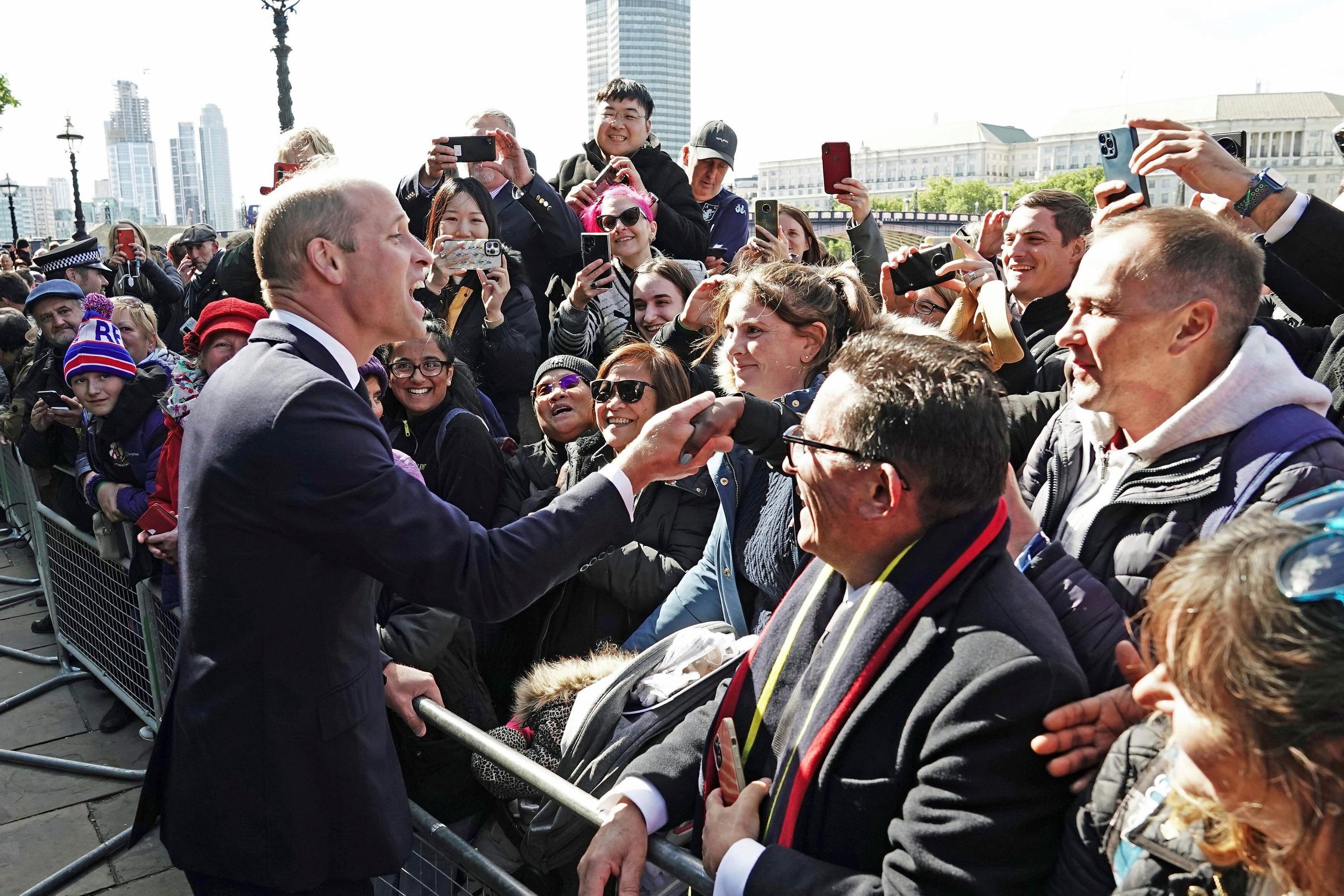 William pozdravil ľudí čakajúcich v rade.