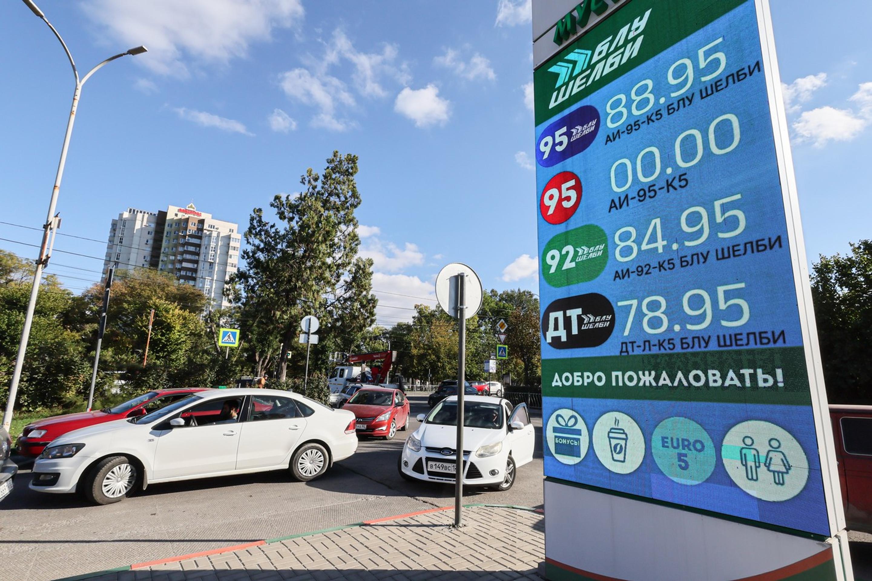 Motoristi čakajú v rade na benzín v Simferopole.