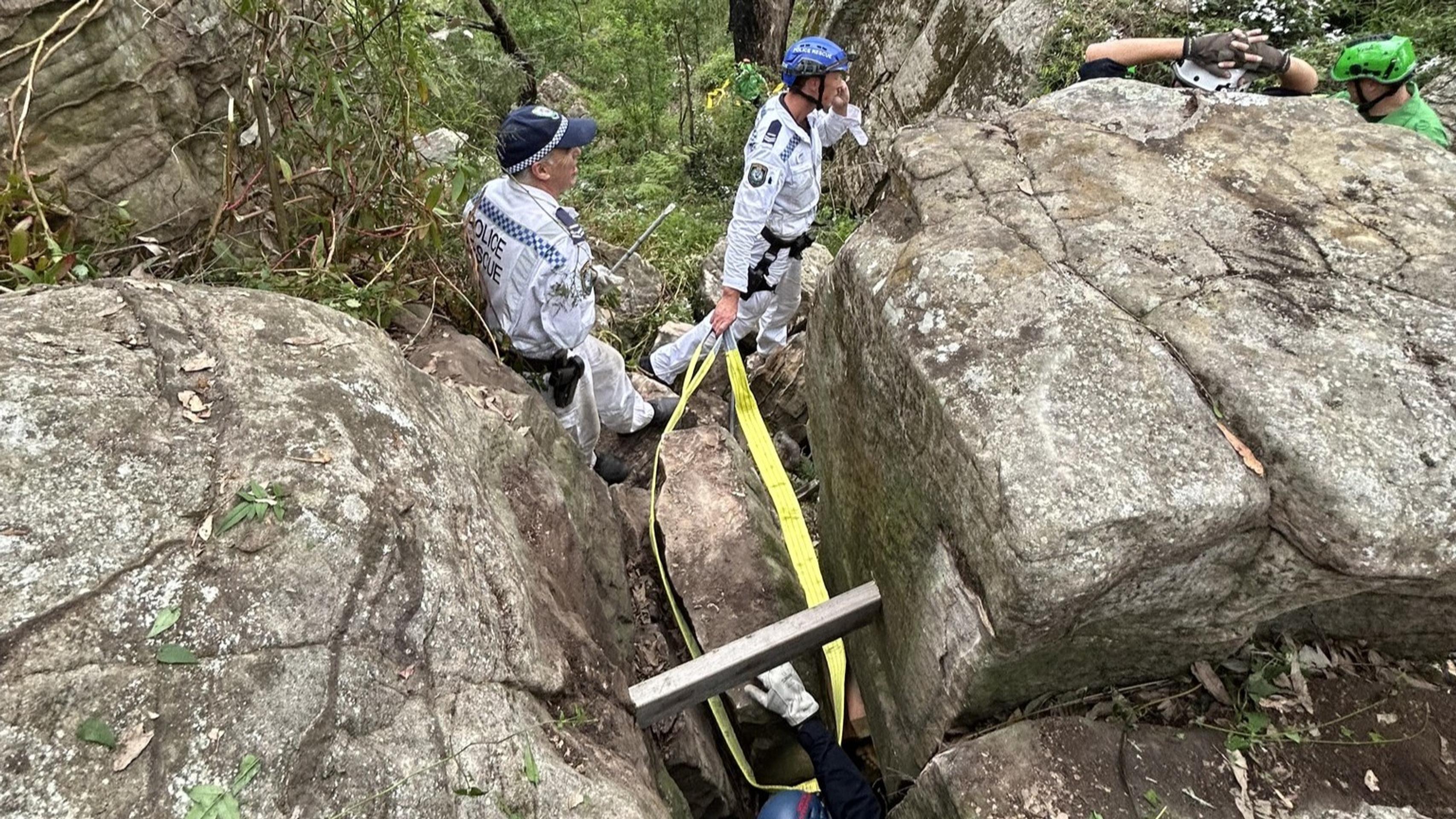 Žena zaseknutá v štrbine medzi balvanmi