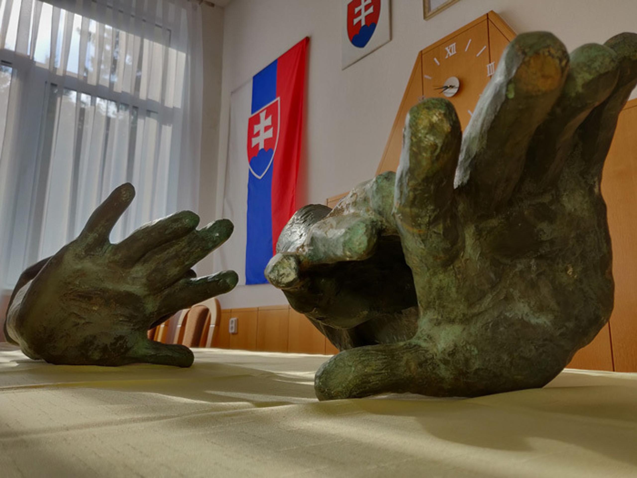 Rozhodca Mario Diaz ukazuje červenú kartu argentínskemu futbalistovi Lionelovi Messimu a Garymu Medelovi z Čile..jpg