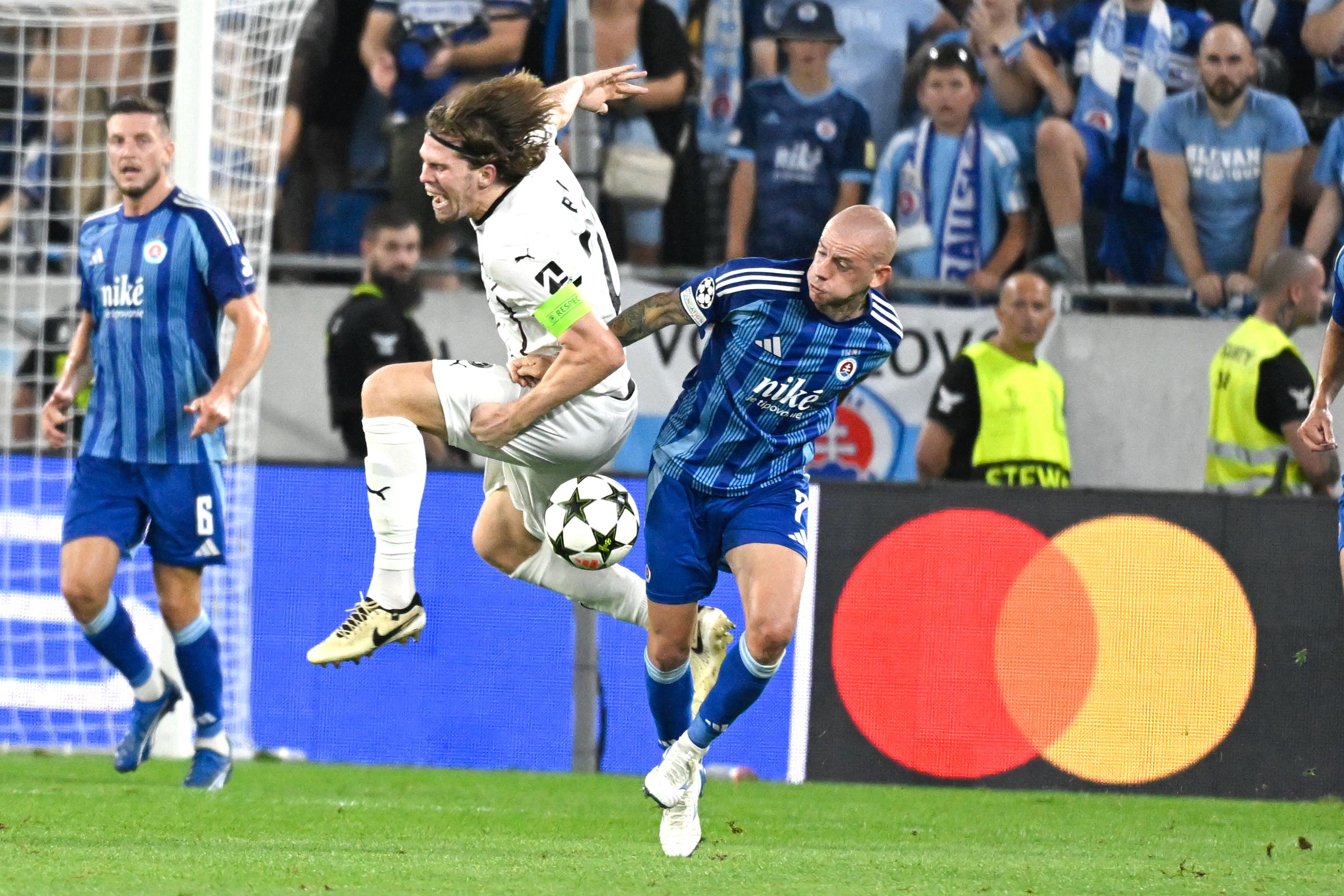 Na snímke vpravo Vladimír Weiss mladší (Slovan) a vľavo Mads Bech (Midtjylland).