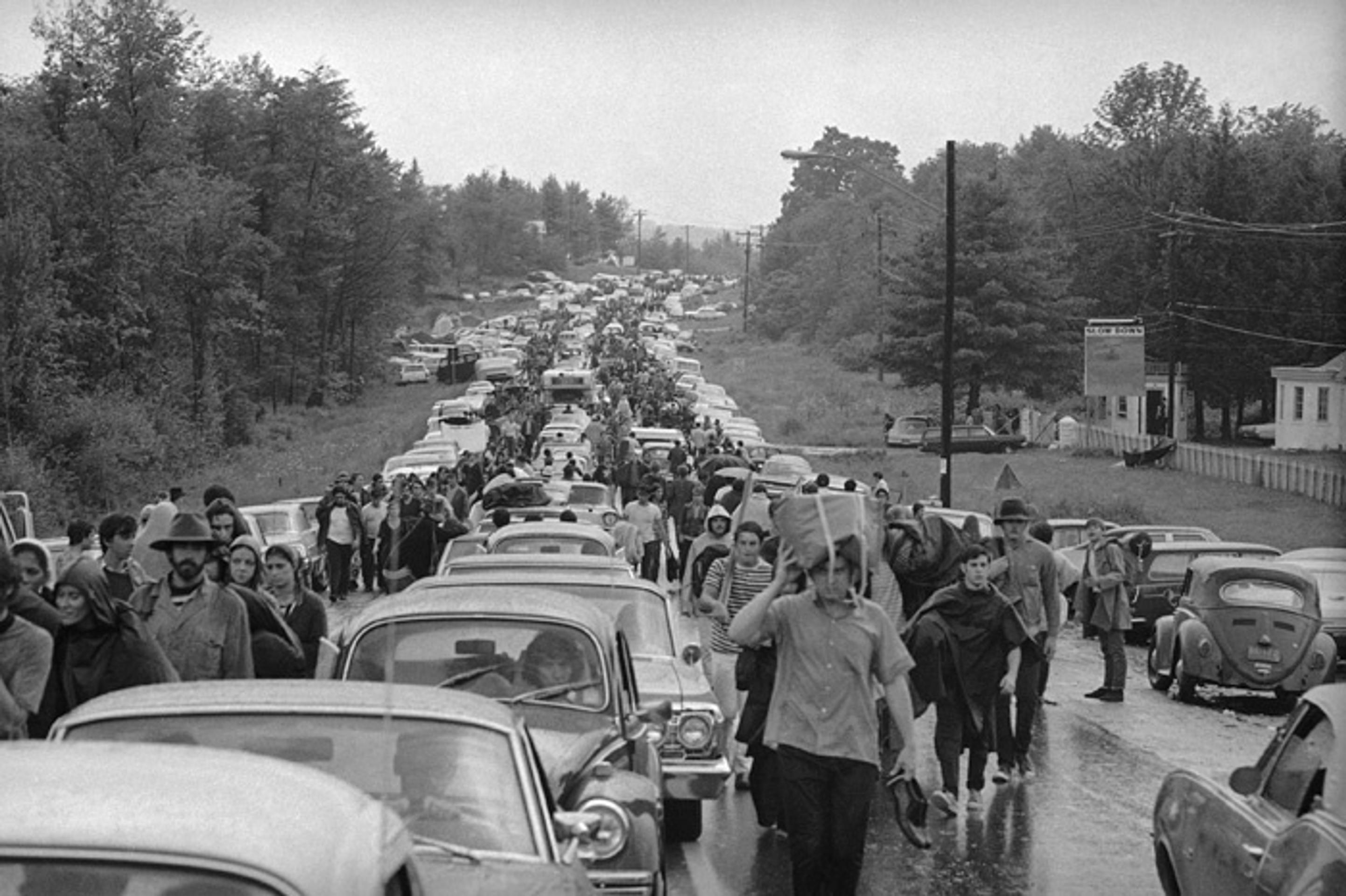 Objímajúci sa pár počas legendárneho hudobného festivalu Woodstock.