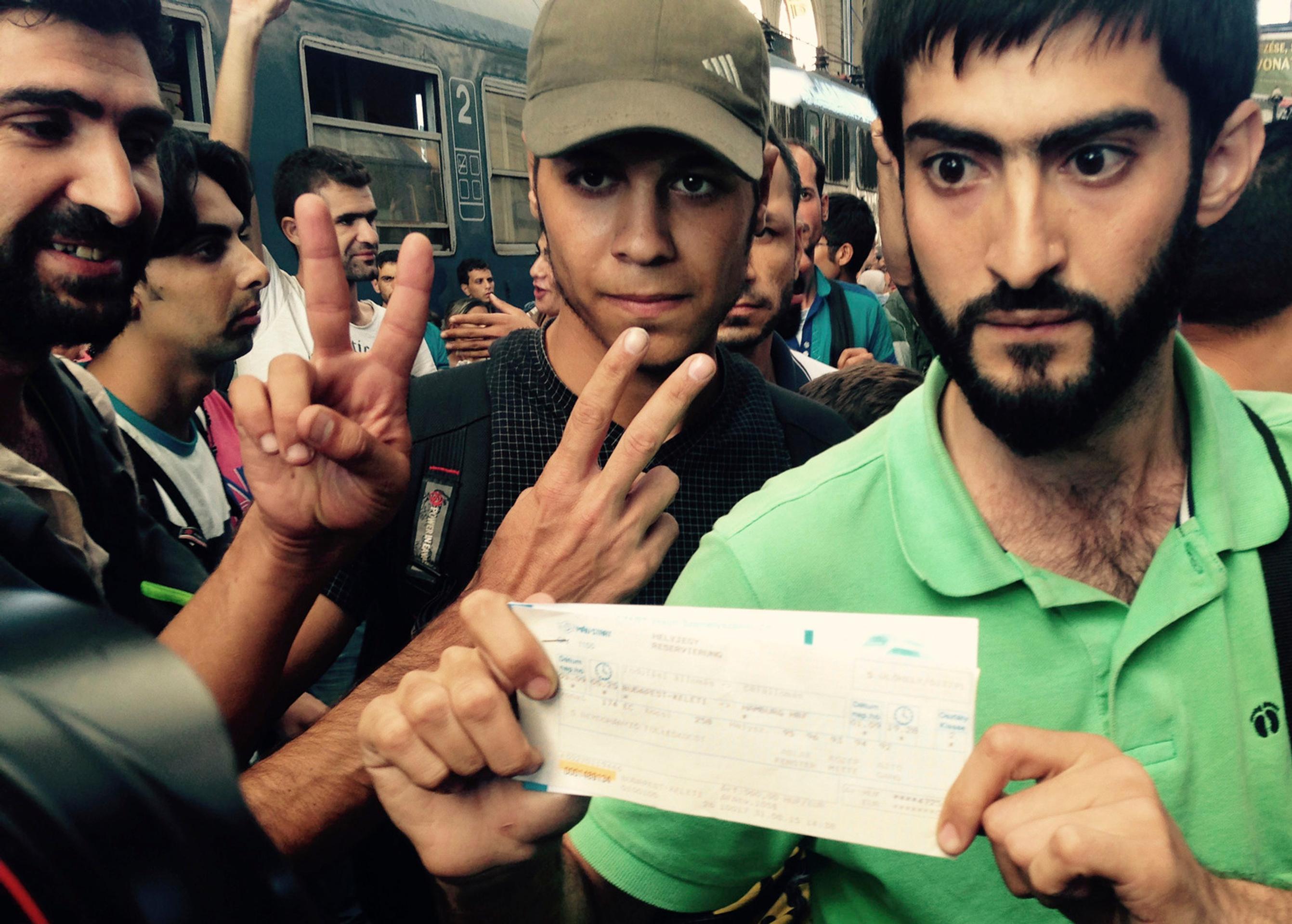 Pred stanicou skanduje asi stovka utečencov