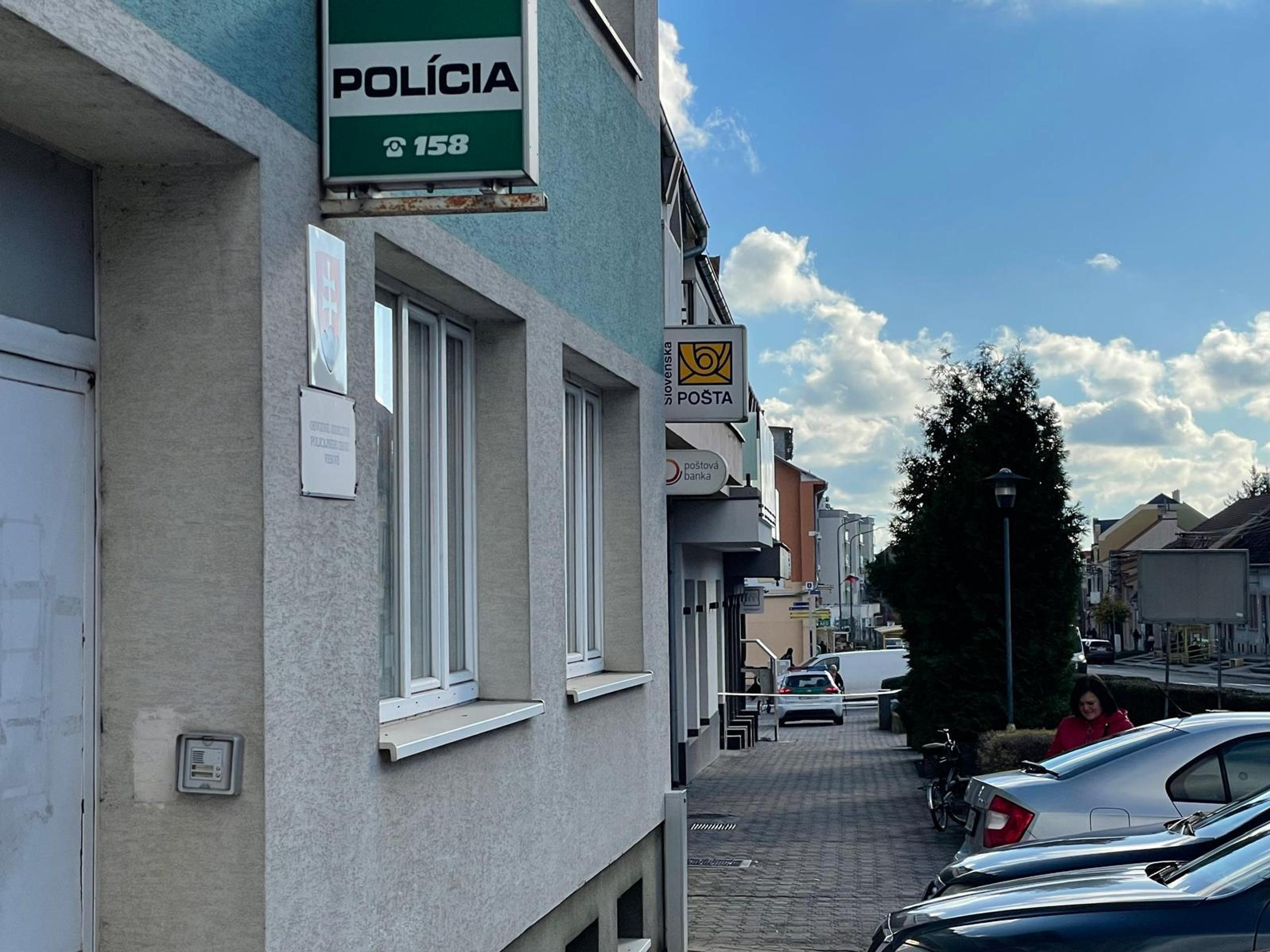 Policajná stanica sa nachádza pár metrov od miesta činu