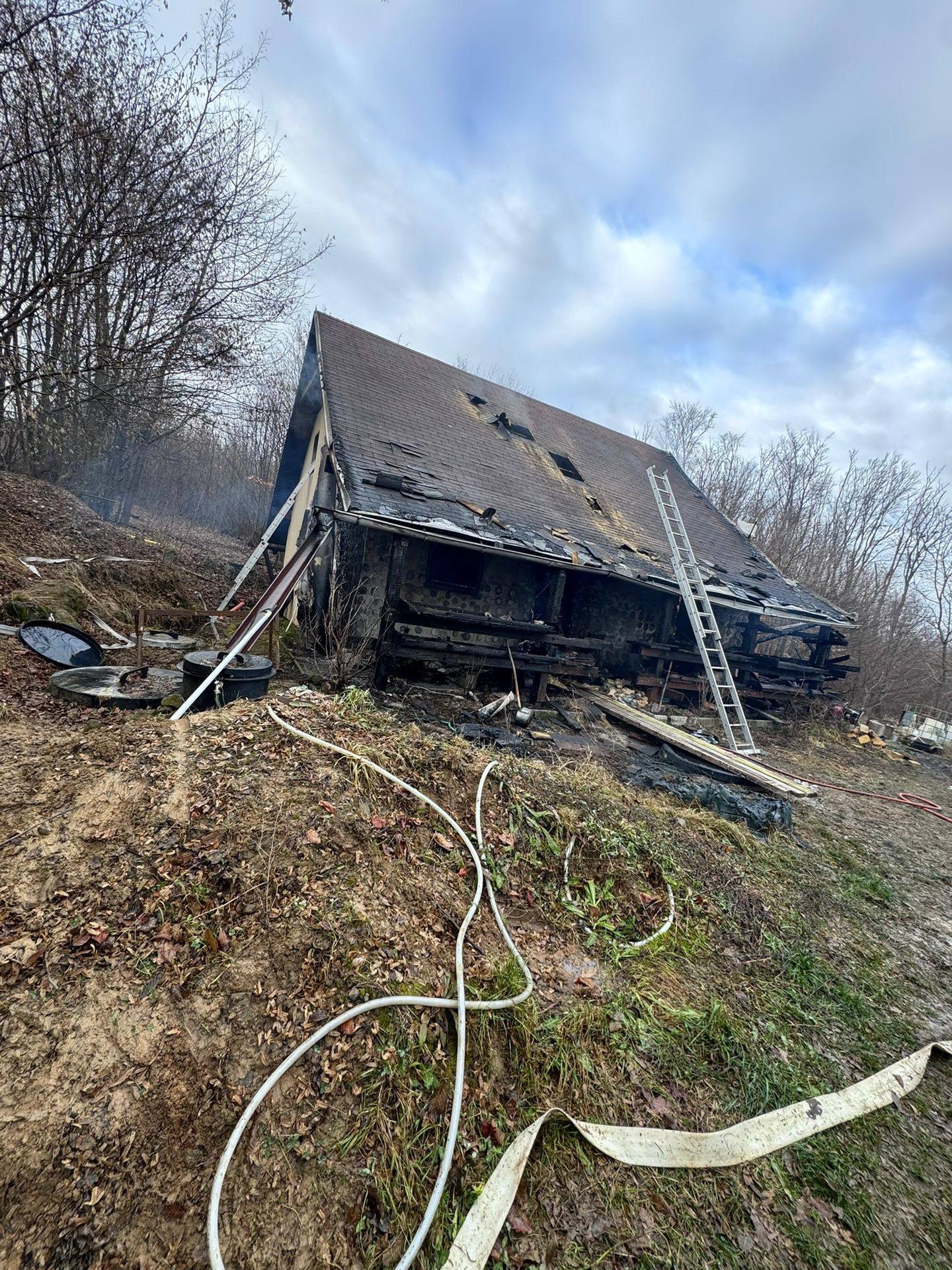 Požiar v obci Nový Salaš.