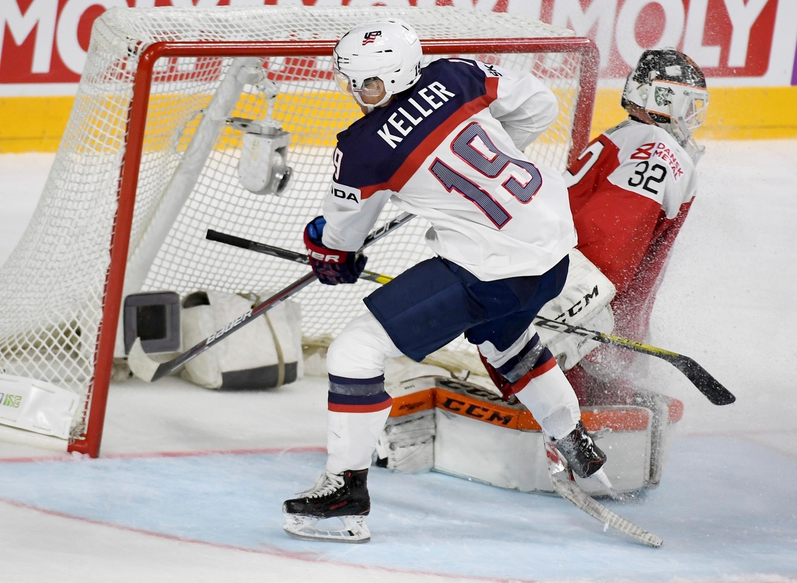 Clayton Keller (vľavo) z USA strieľa gól Dánom na MS 2017.