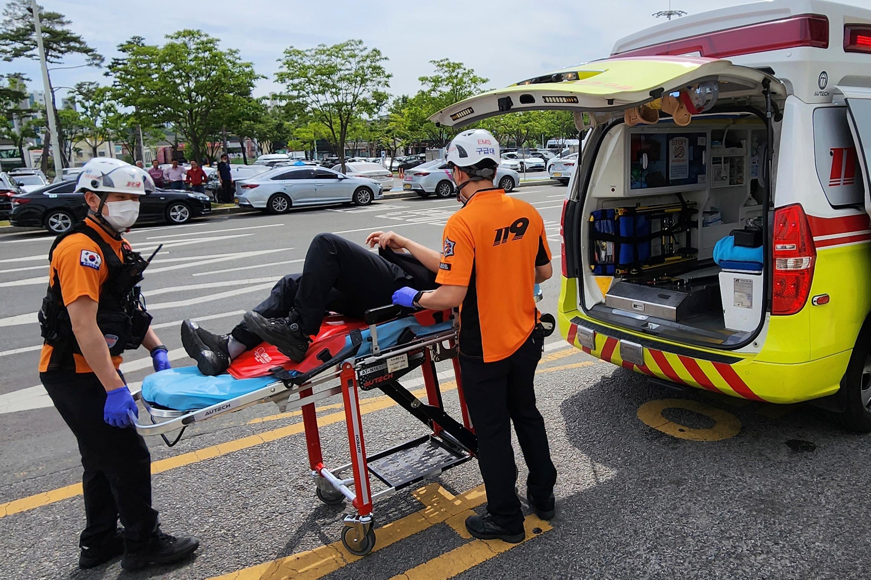 Muž otvoril núdzový východ počas letu.