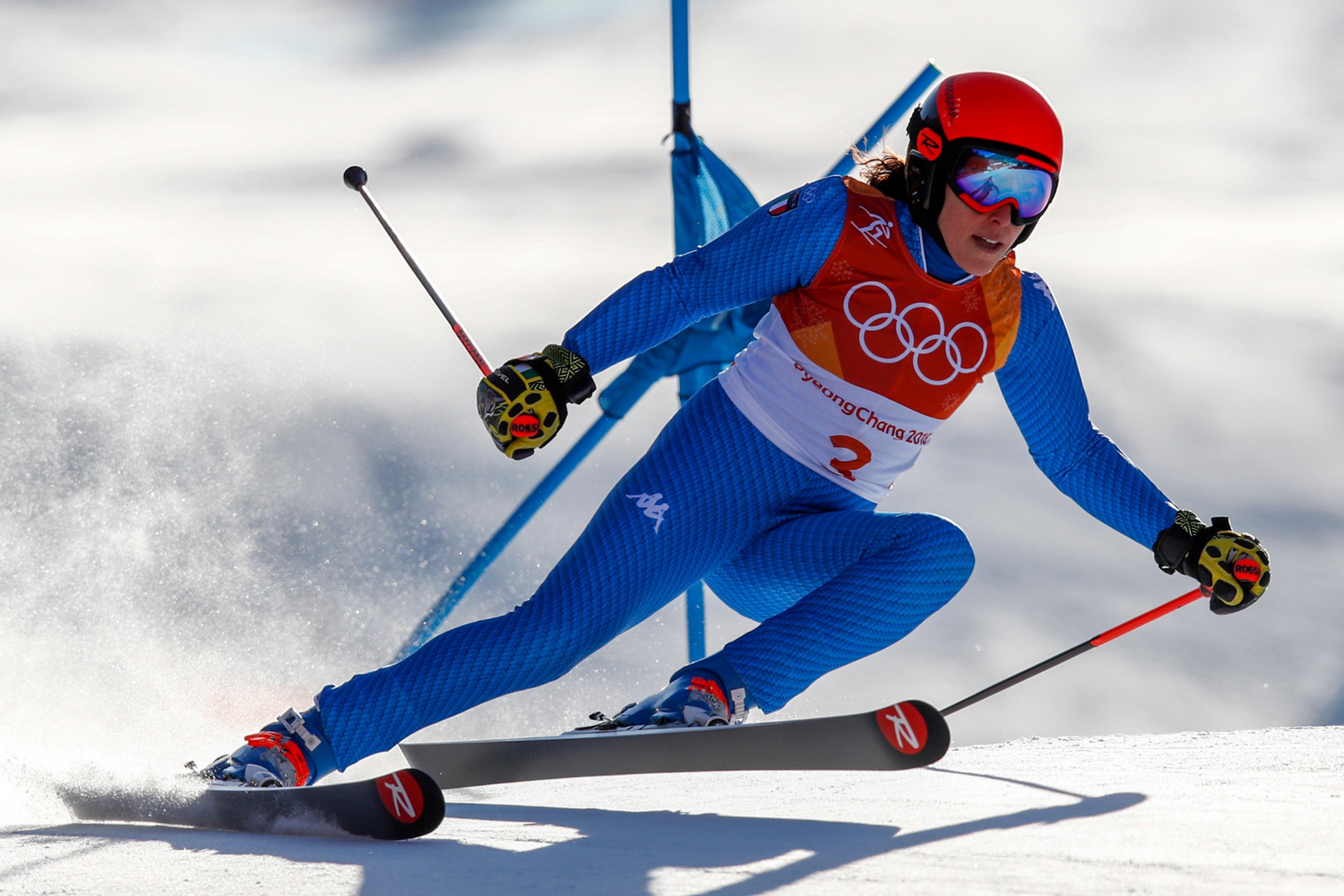 Tri najlepšie pretekárky obrovského slalomu na ZOH 2018 - zľava druhá Mowincklelová, víťazka Shiffrinová a tretia Brignonenová.