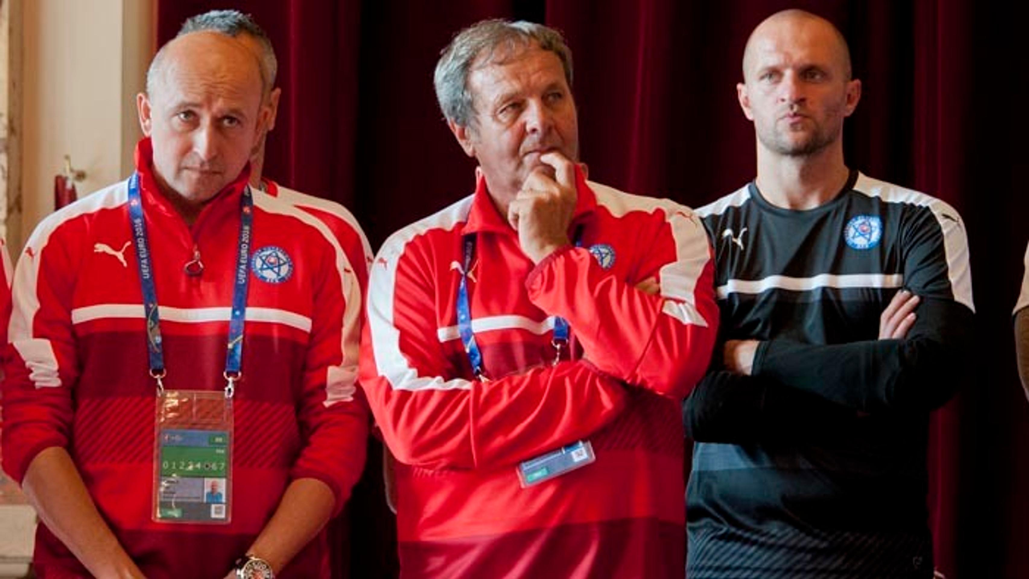 Brankár Ján Mucha, tréner Ján Kozák a lekár futbalovej reprezentácie Ján Baťalík.