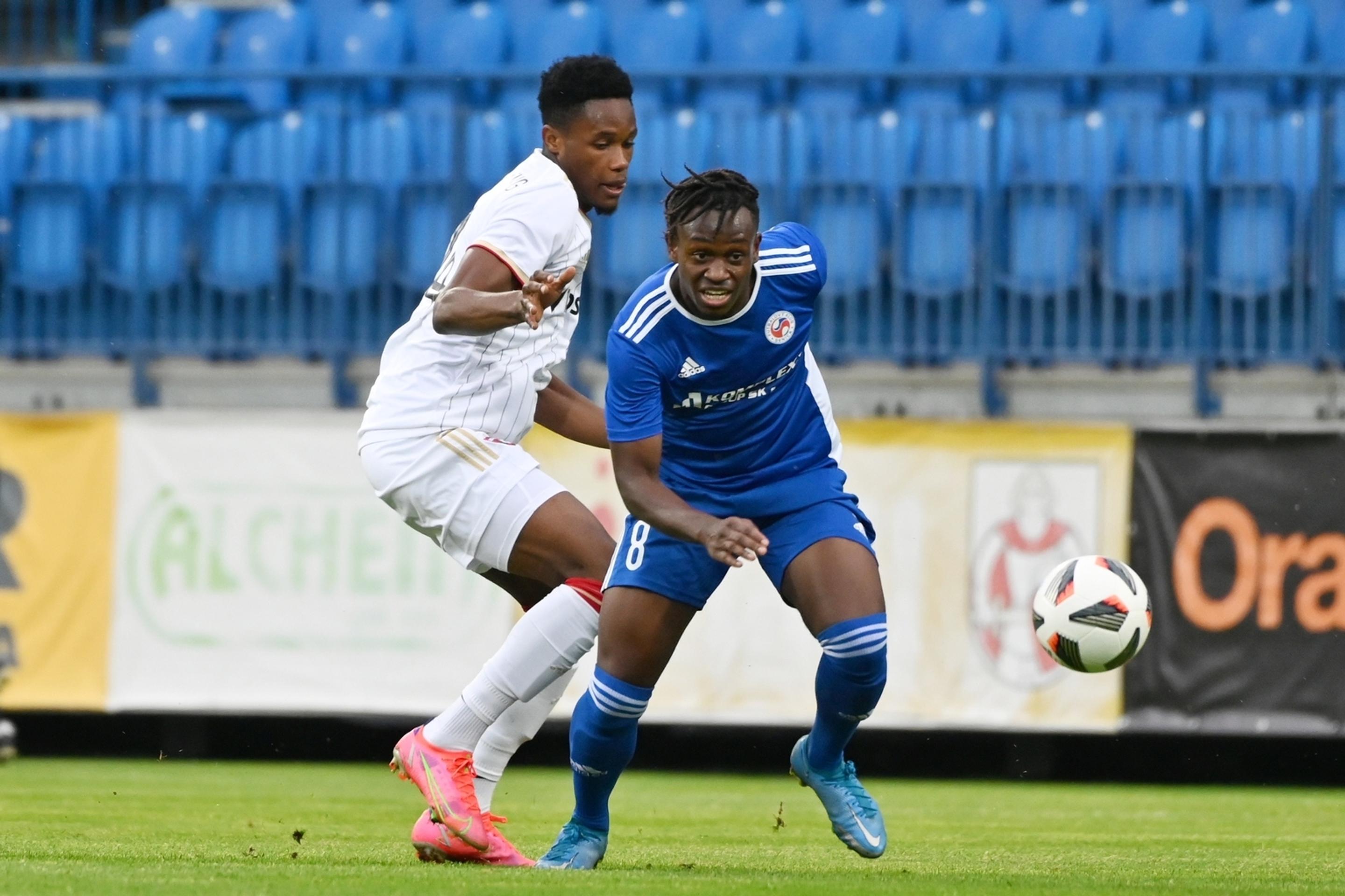 Vľavo hráč Trnavy Kelvin Boateng a hráč Senice Christopher Goslin počas zápasu 2. kola Fortuna ligy.