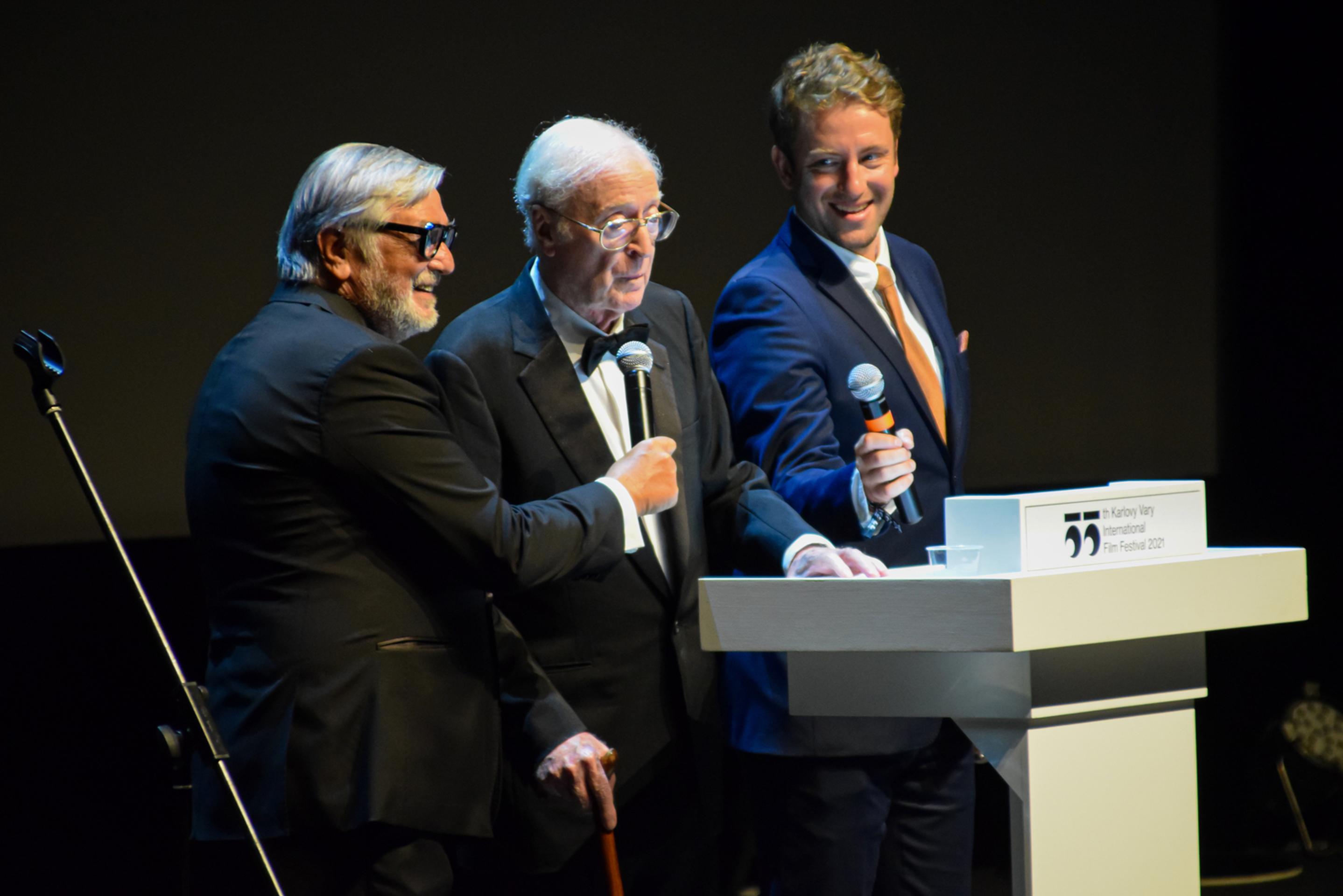 Sir Michael Caine si na 55. ročníku MFF KV prevzal Krištáľový glóbus za mimoriadny umelecký prínos do svetovej kinematografie