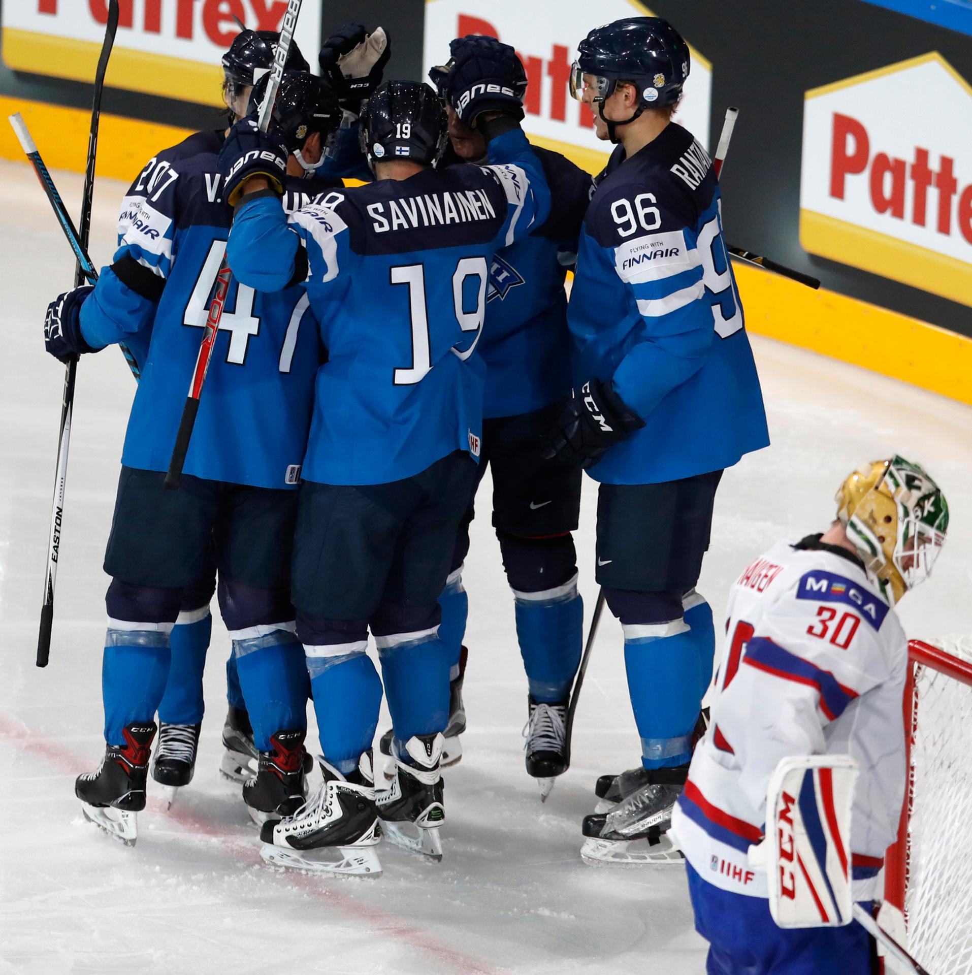 Radosť Fínov po góle v zápase MS 2017 proti Nórsku.