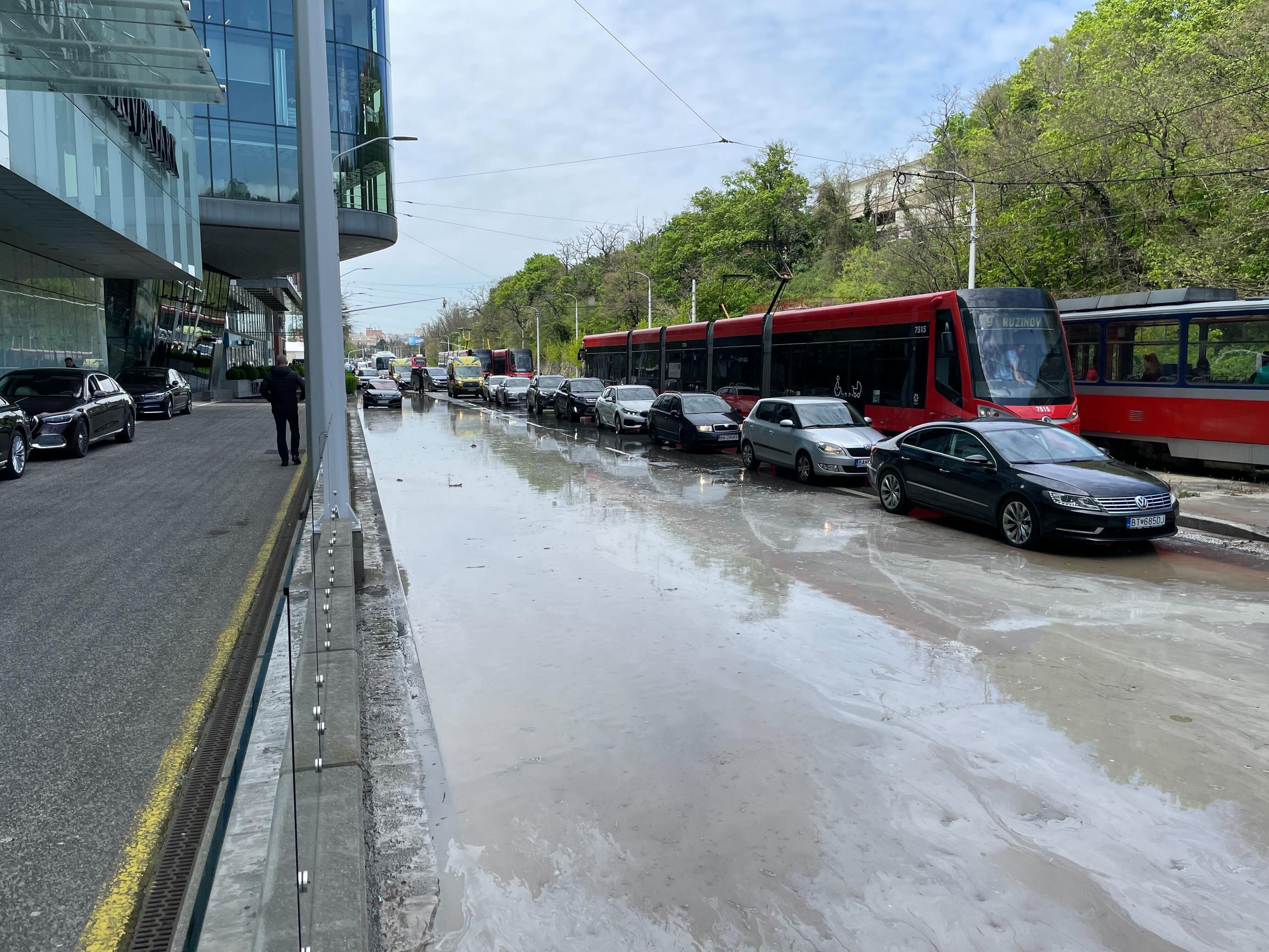 Prasknuté potrubie v Bratislave.