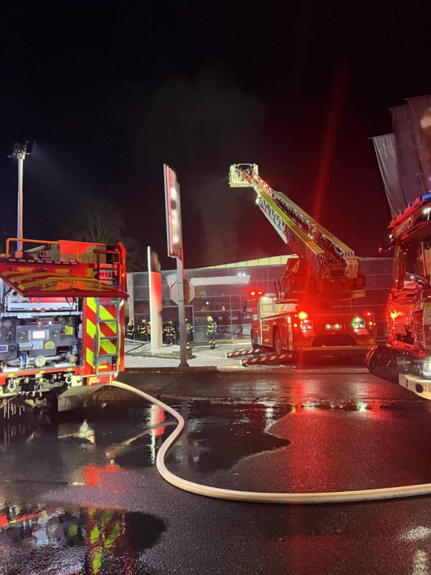 Požiar autosalónu.