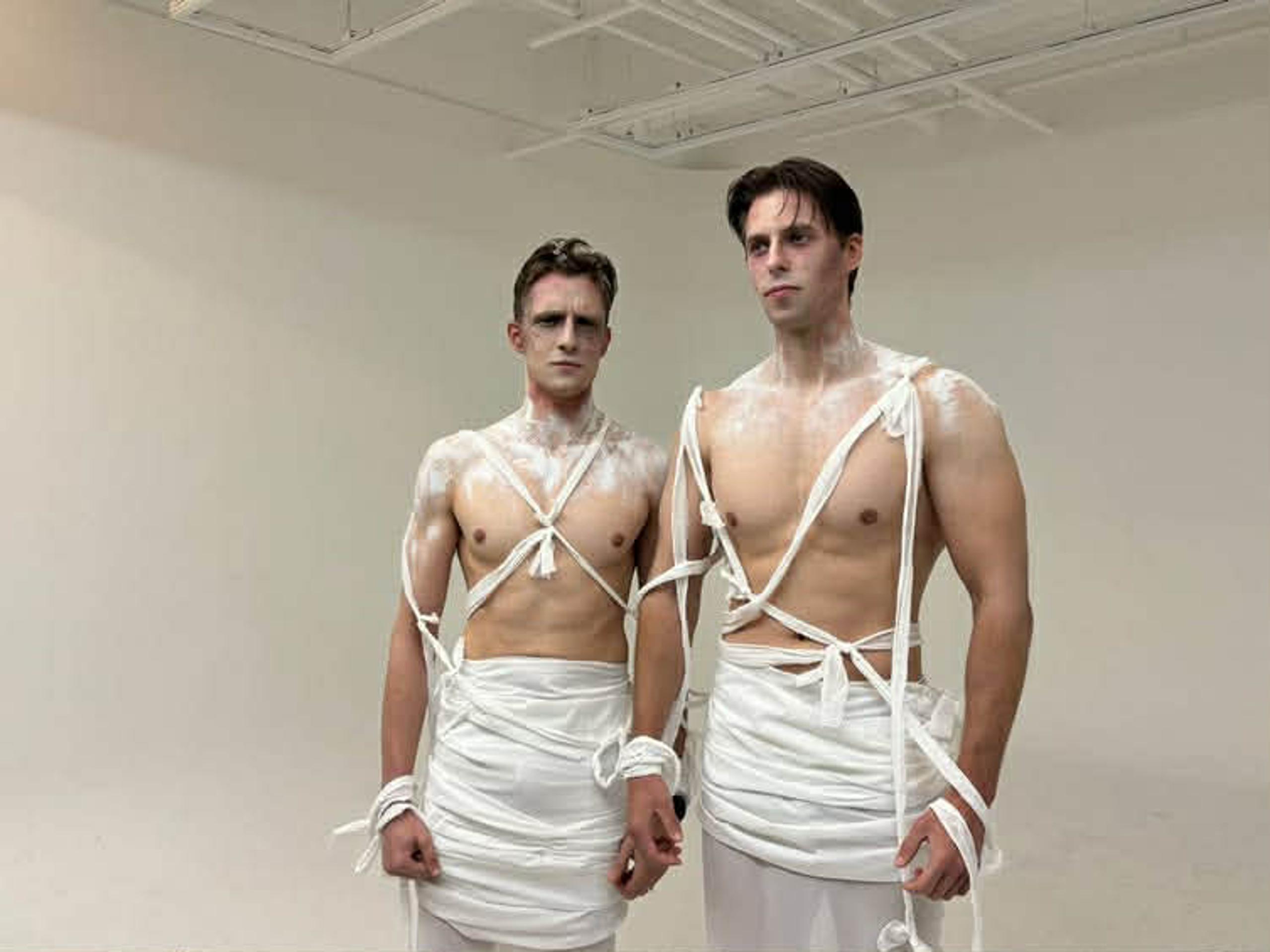 Igor pracuje ako model a herec v Soule.