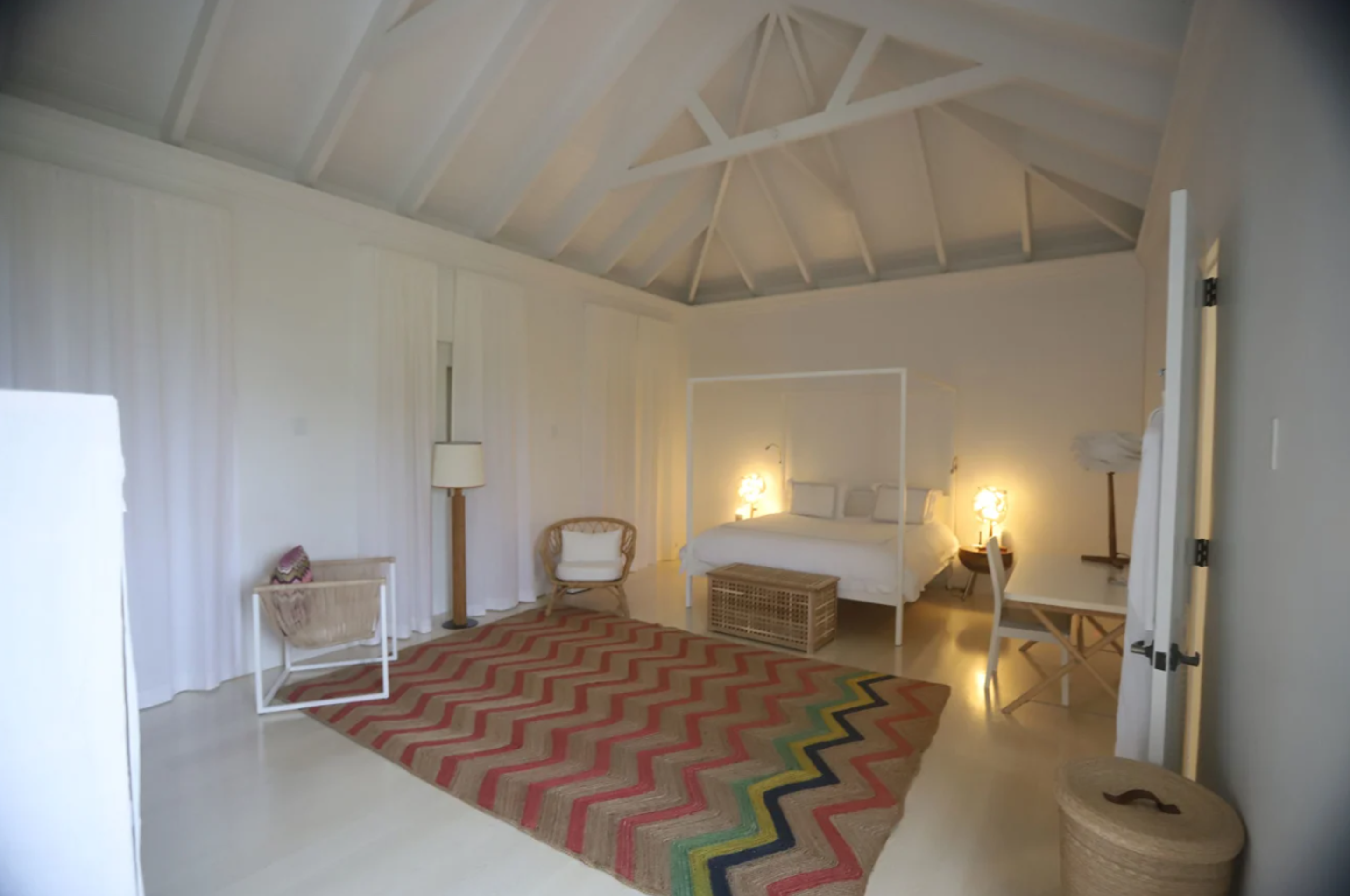 Demokrati z výboru pre dohľad v Snemovni reprezentantov zverejnili zábery z Epsteinovho súkromného karibského ostrova. Časti niektorých fotografií boli pred zverejnením začiernené.