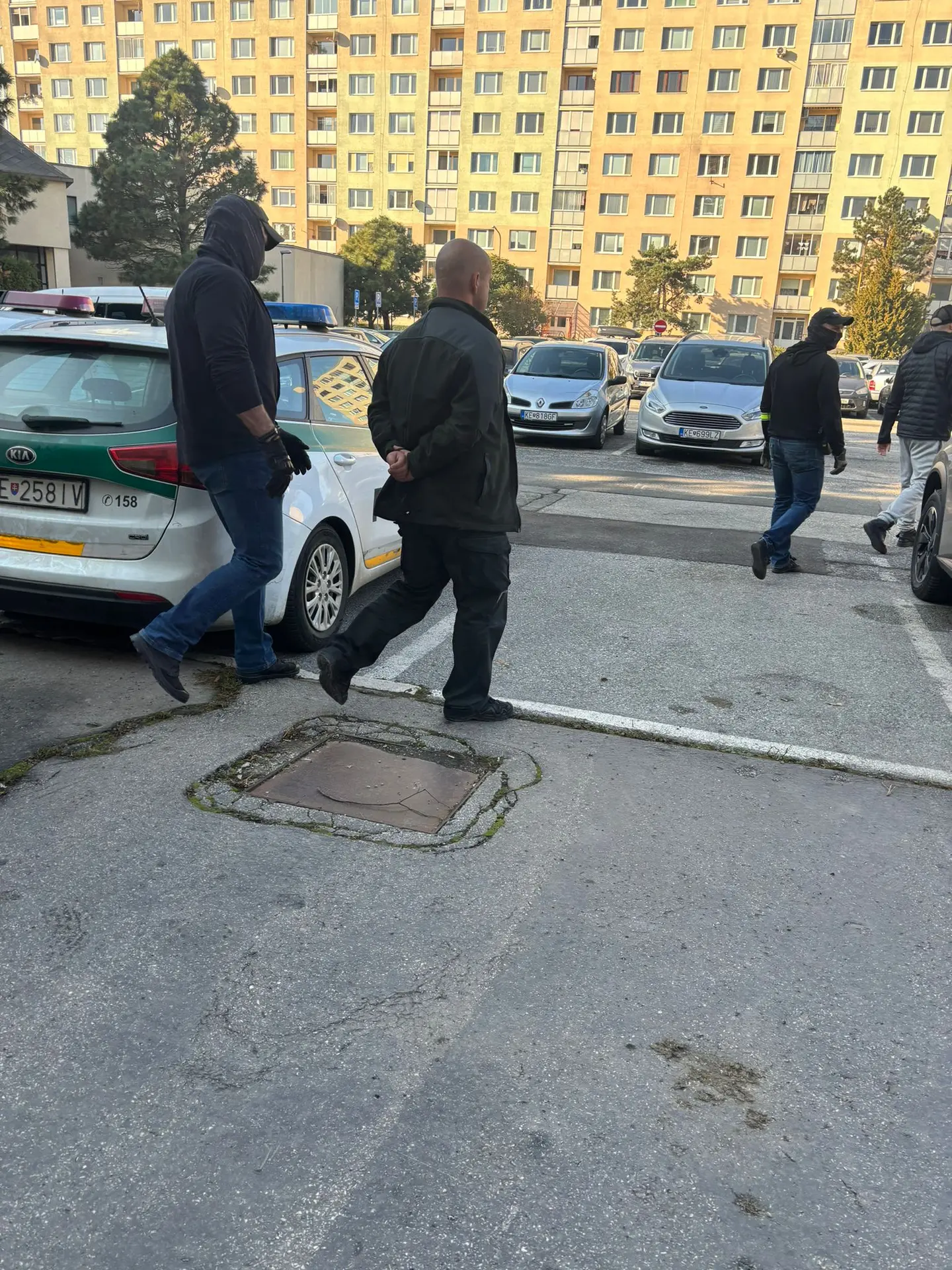 Obvinený policajt v putách.