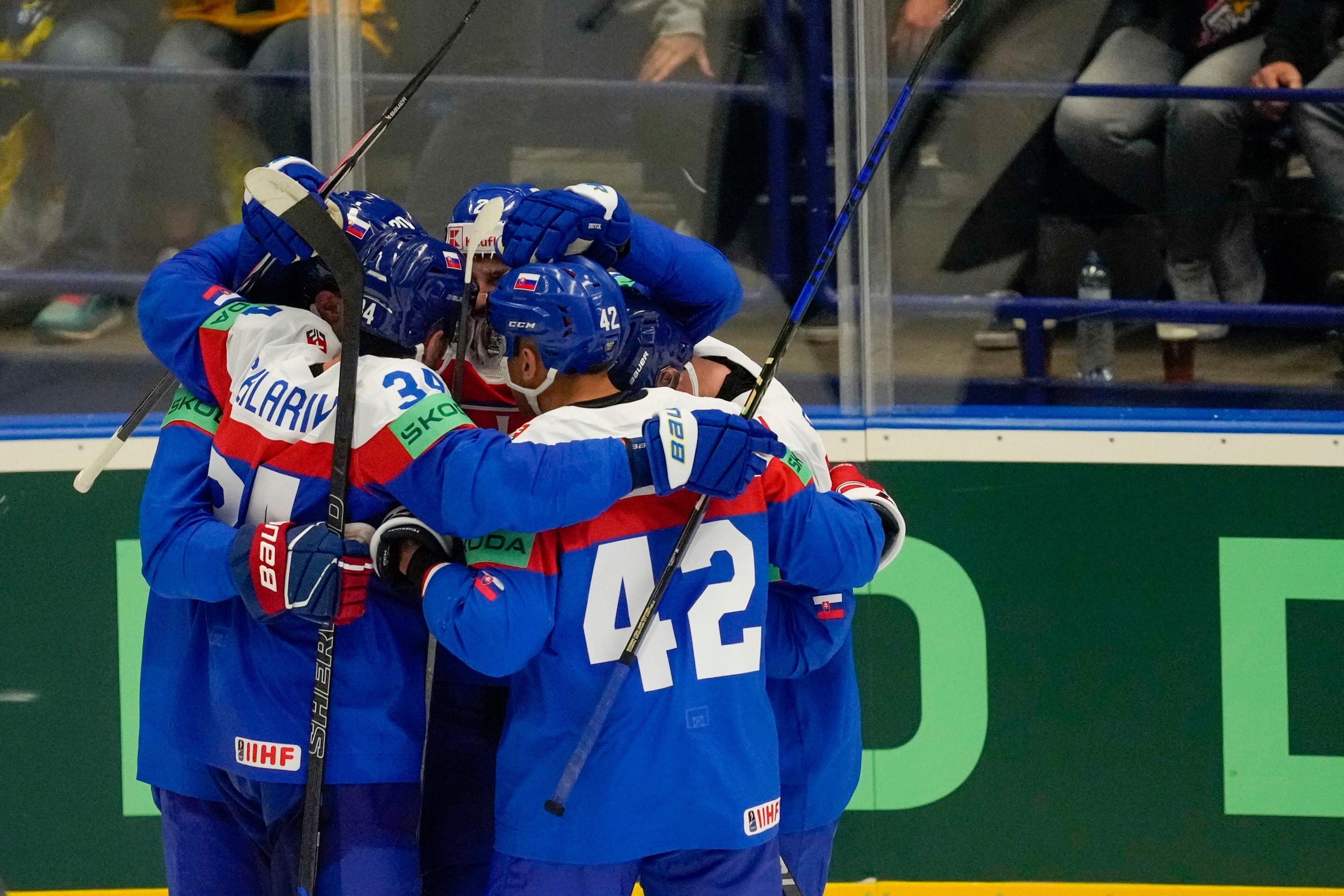 Slováci oslavujú gól Mareka Hrivíka