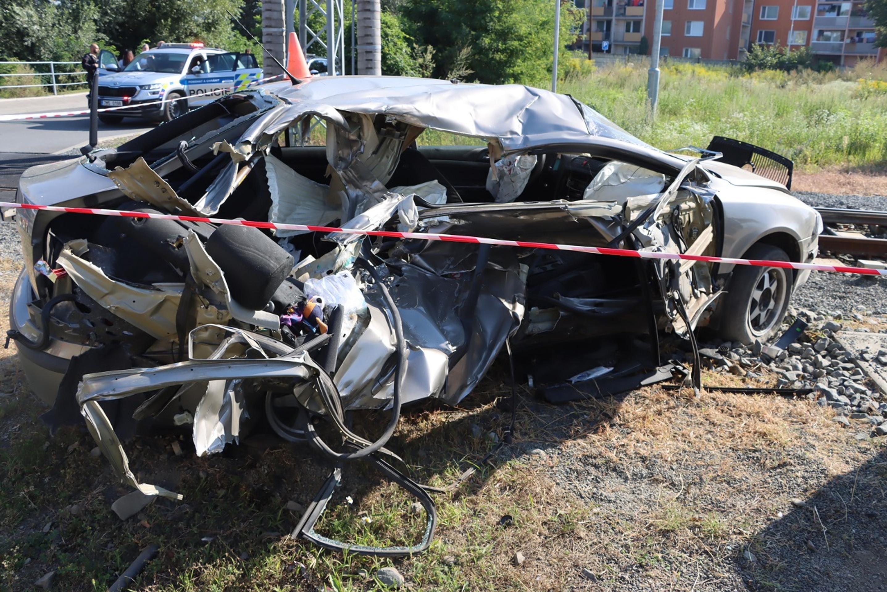 Zdemolovaná pravá strana auta