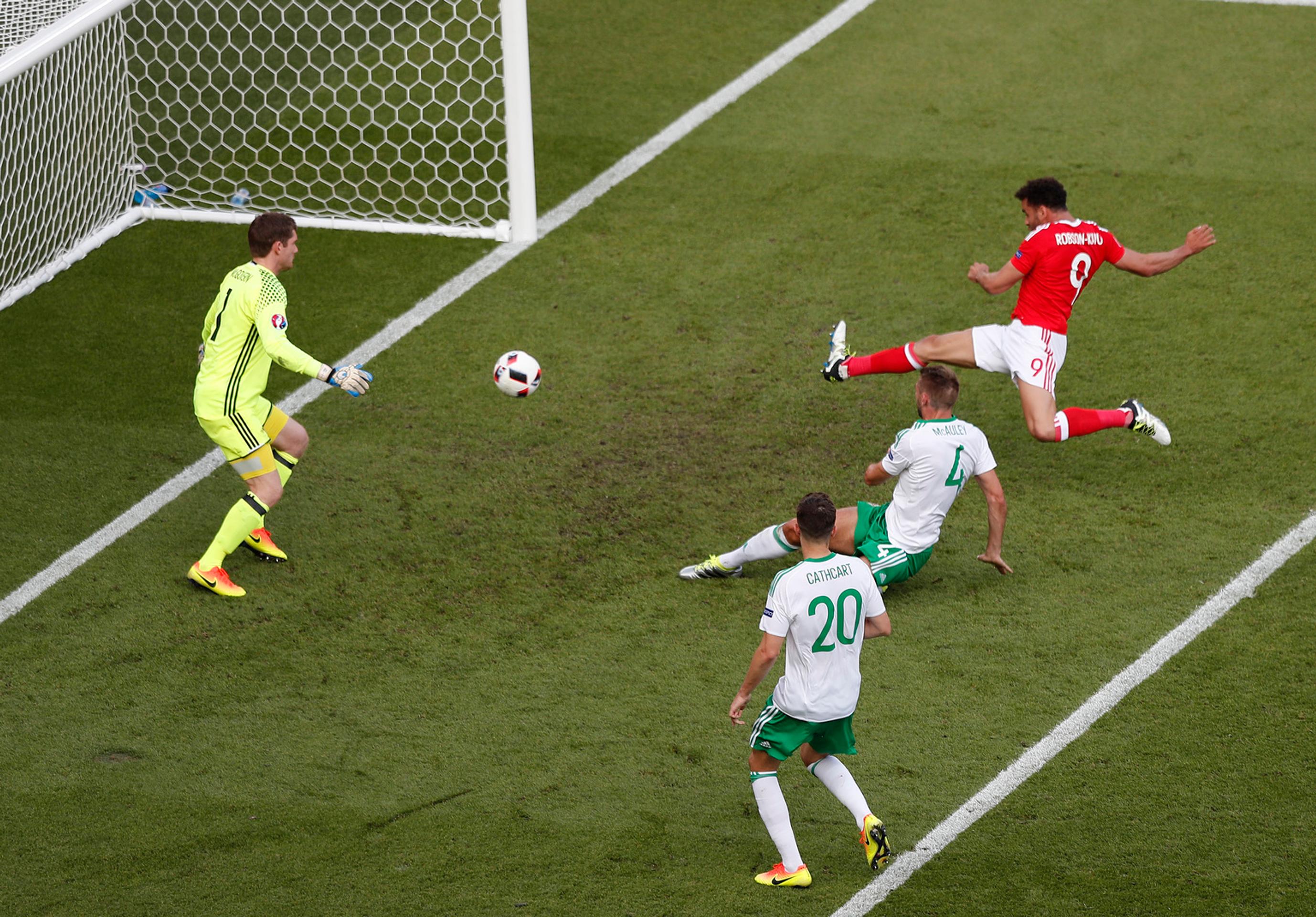 Hráč Severného Írska Gareth Mcauley dáva vlastný gól po prudkej lopte hráča Walesu Garetha Balea do šestnástky na ME.