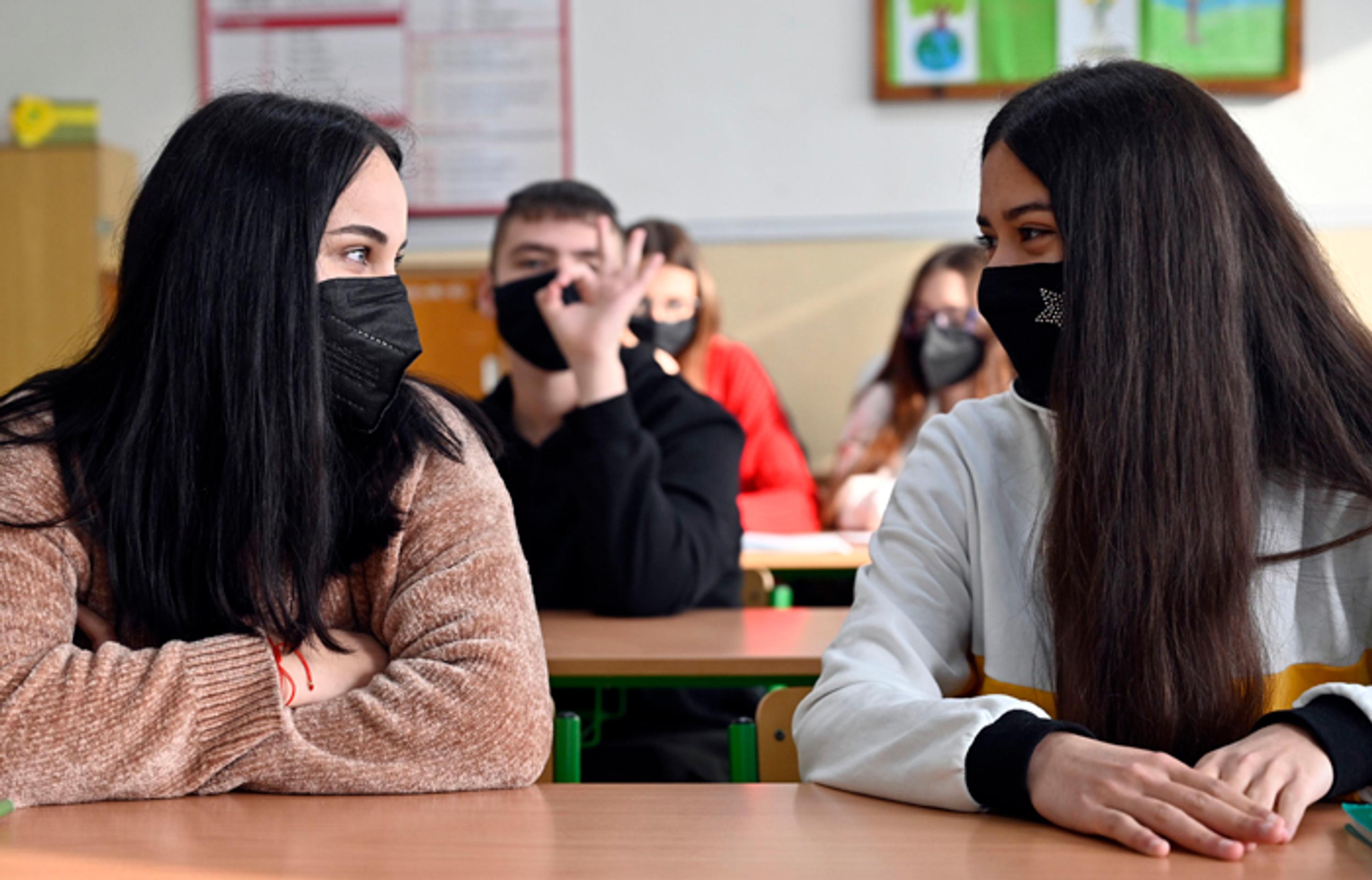 Žiaci 9. ročníka počas vyučovania v ZŠ s materskou školou  v Novosade, okrese Trebišov.