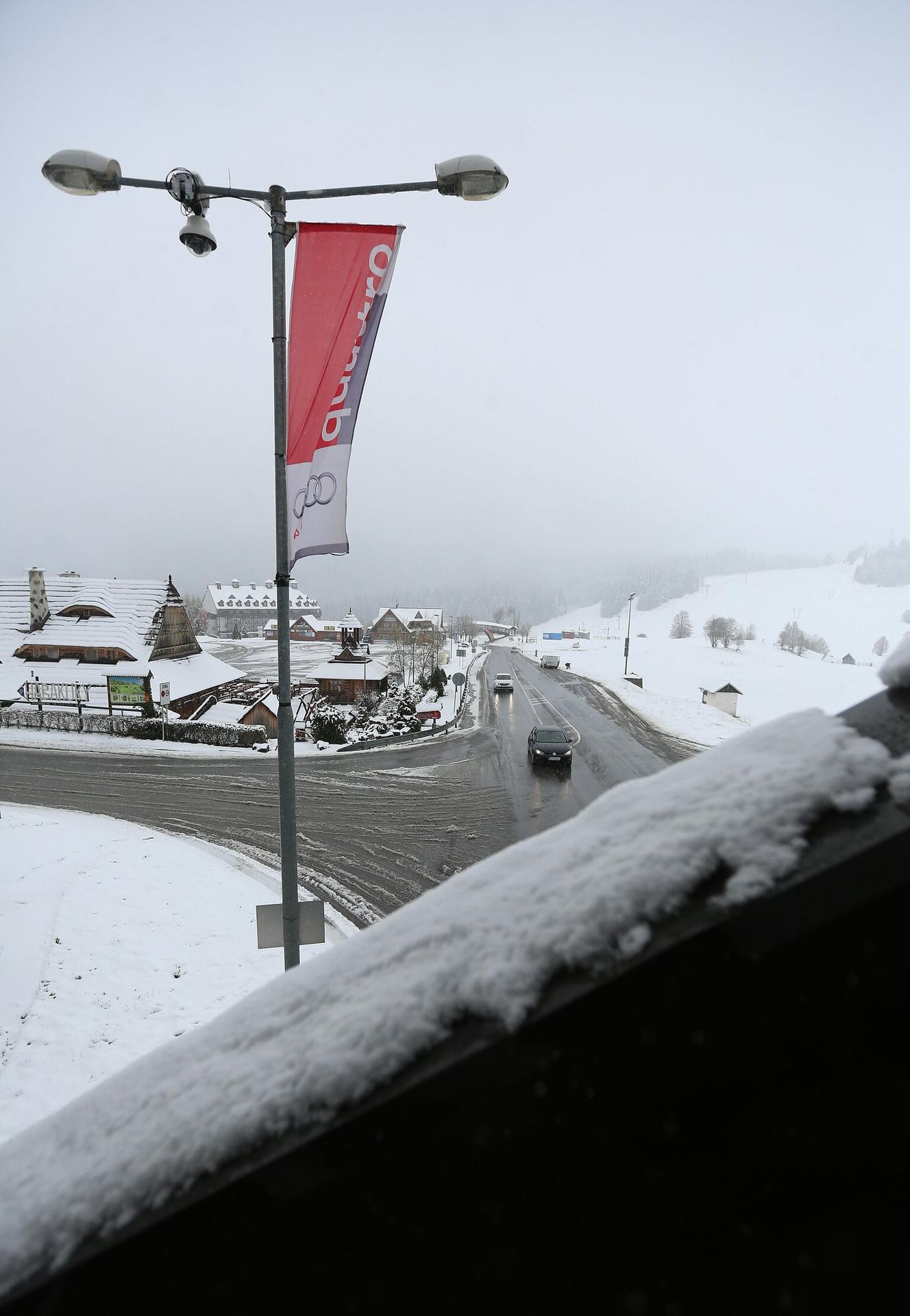 Sneženie na horskom priechode Donovaly 