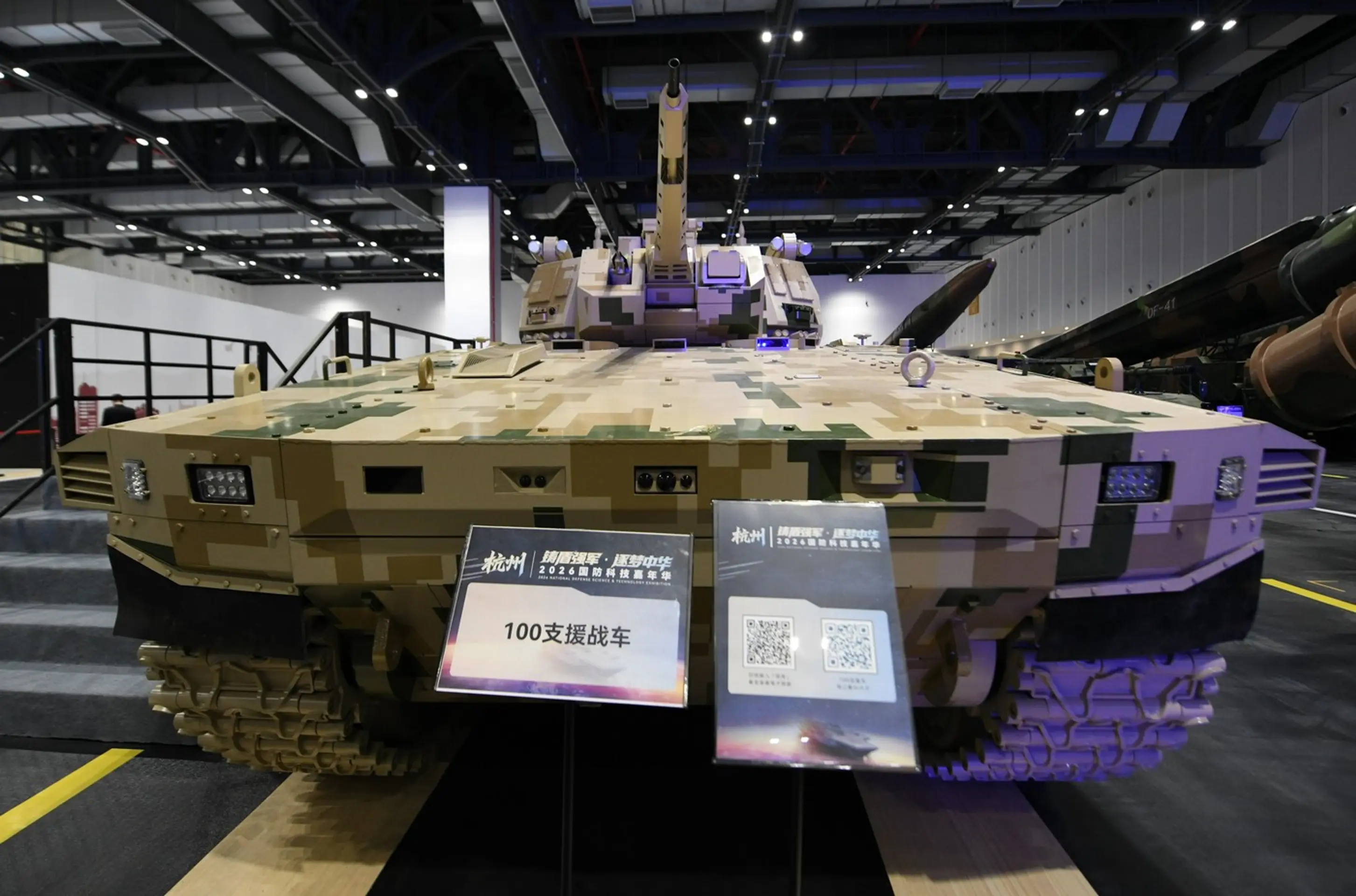 Nový čínsky tank Typ-100.