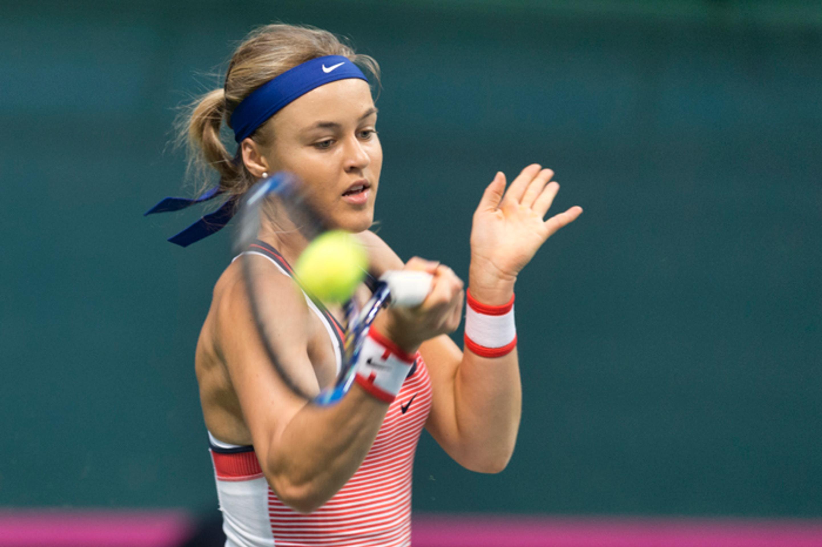  Anna Karolína Schmiedlová (Slovensko) odvracia loptičku proti Arine Rodionovovej (Austrália) v zápase Fed Cupu.