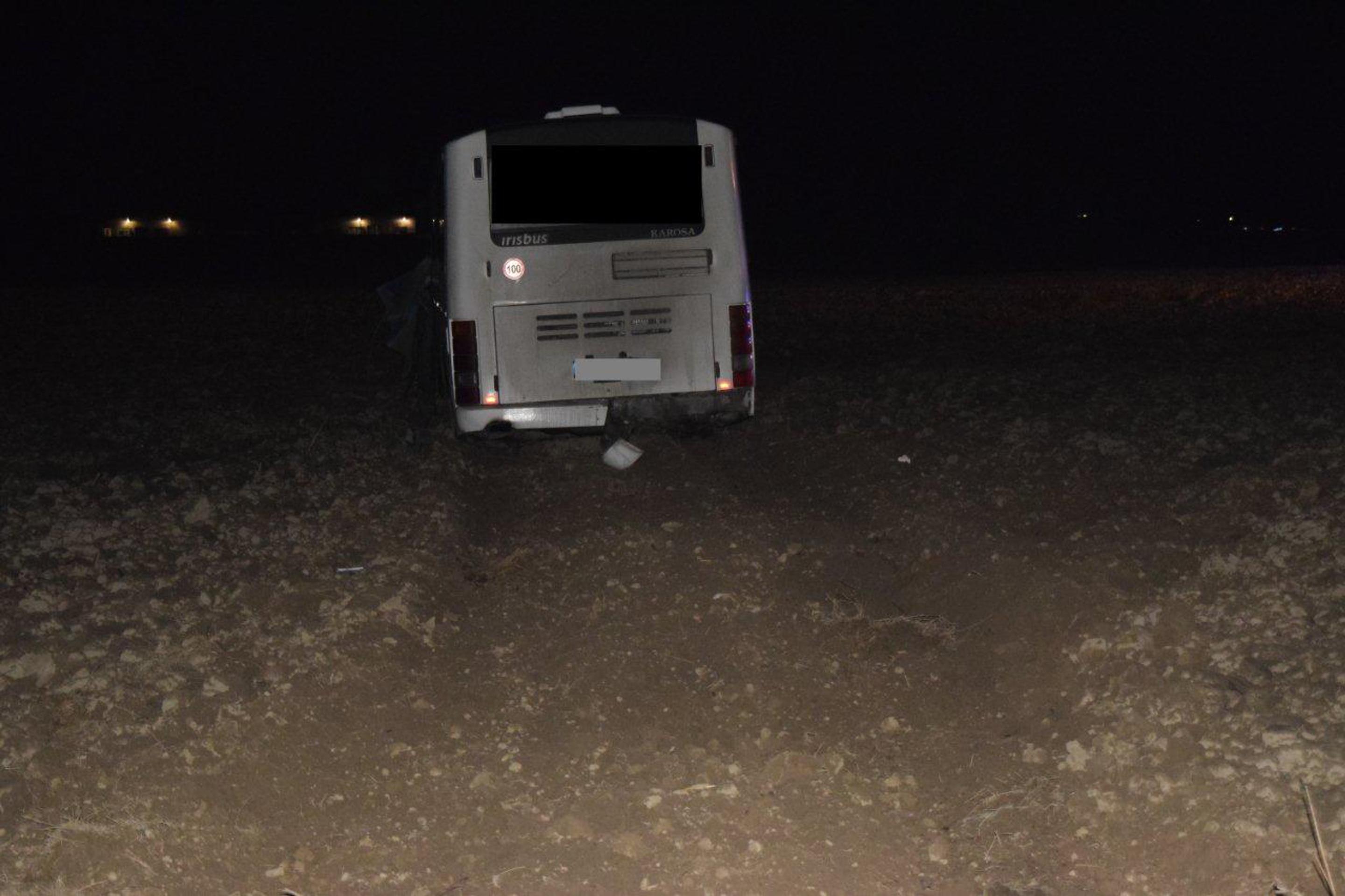 Vypadnutá tyč zasiahla vodiča autobusu.