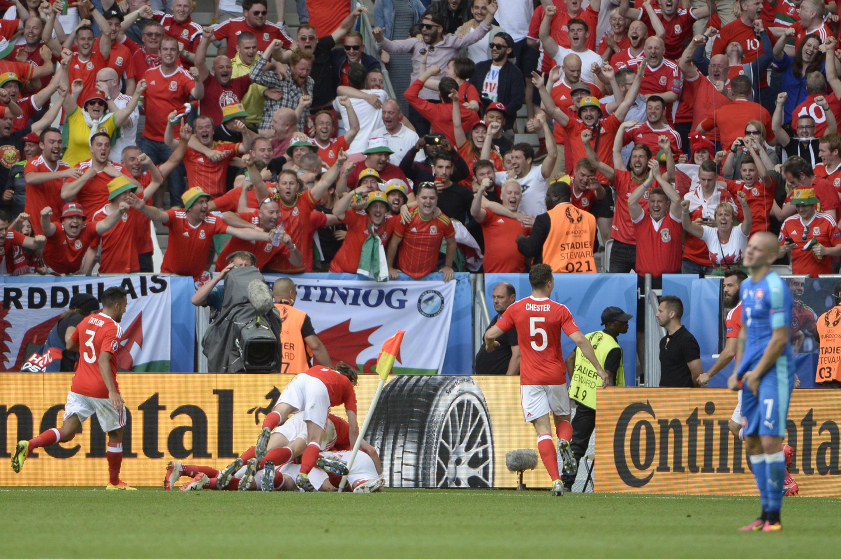 Radosť Walesanov po góle na 2:1 v súboji proti nášmu tímu na ME vo Francúzsku.