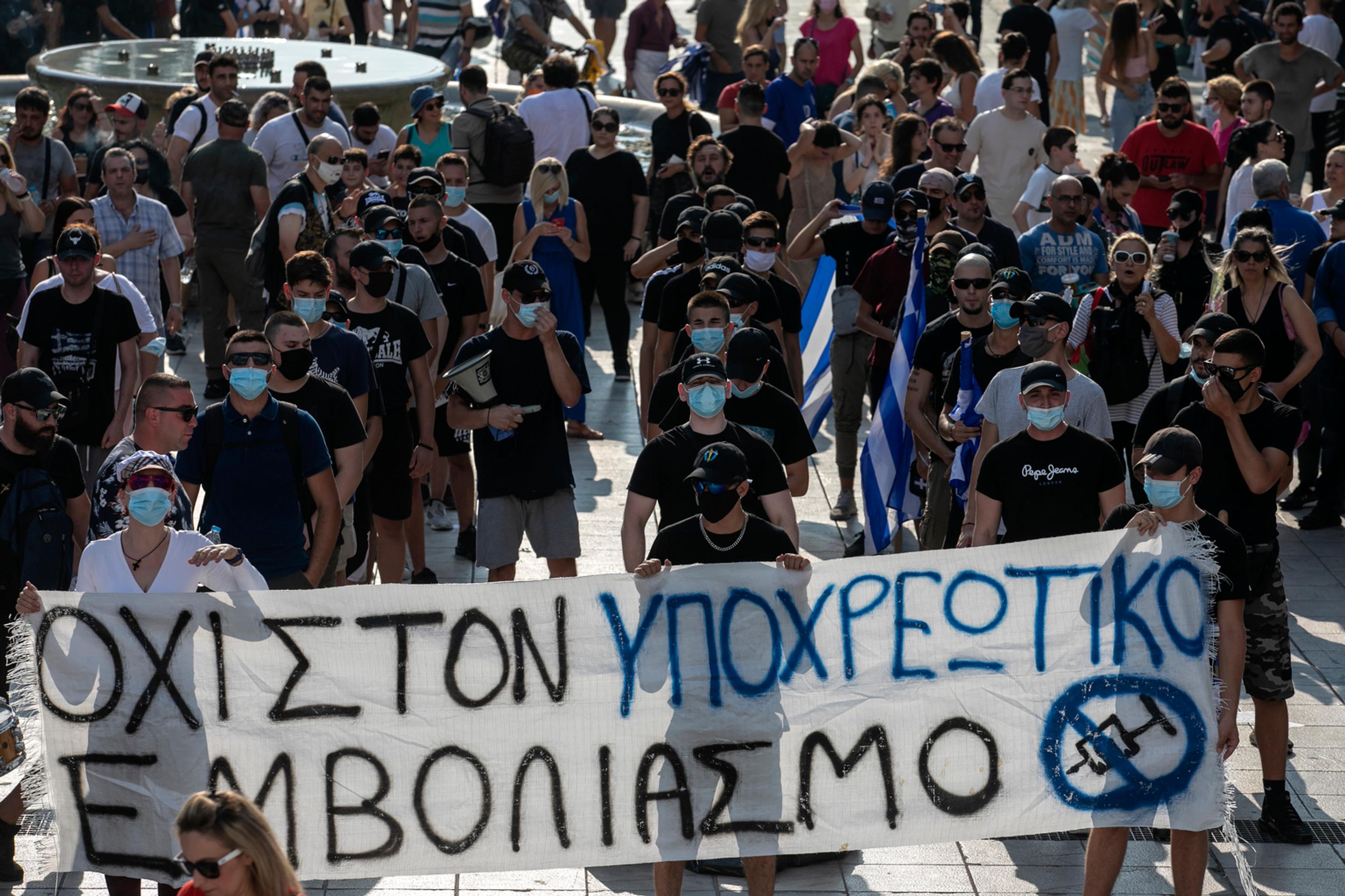 Tisícky Grékov protestovali proti plánom na zavedenie povinného očkovania