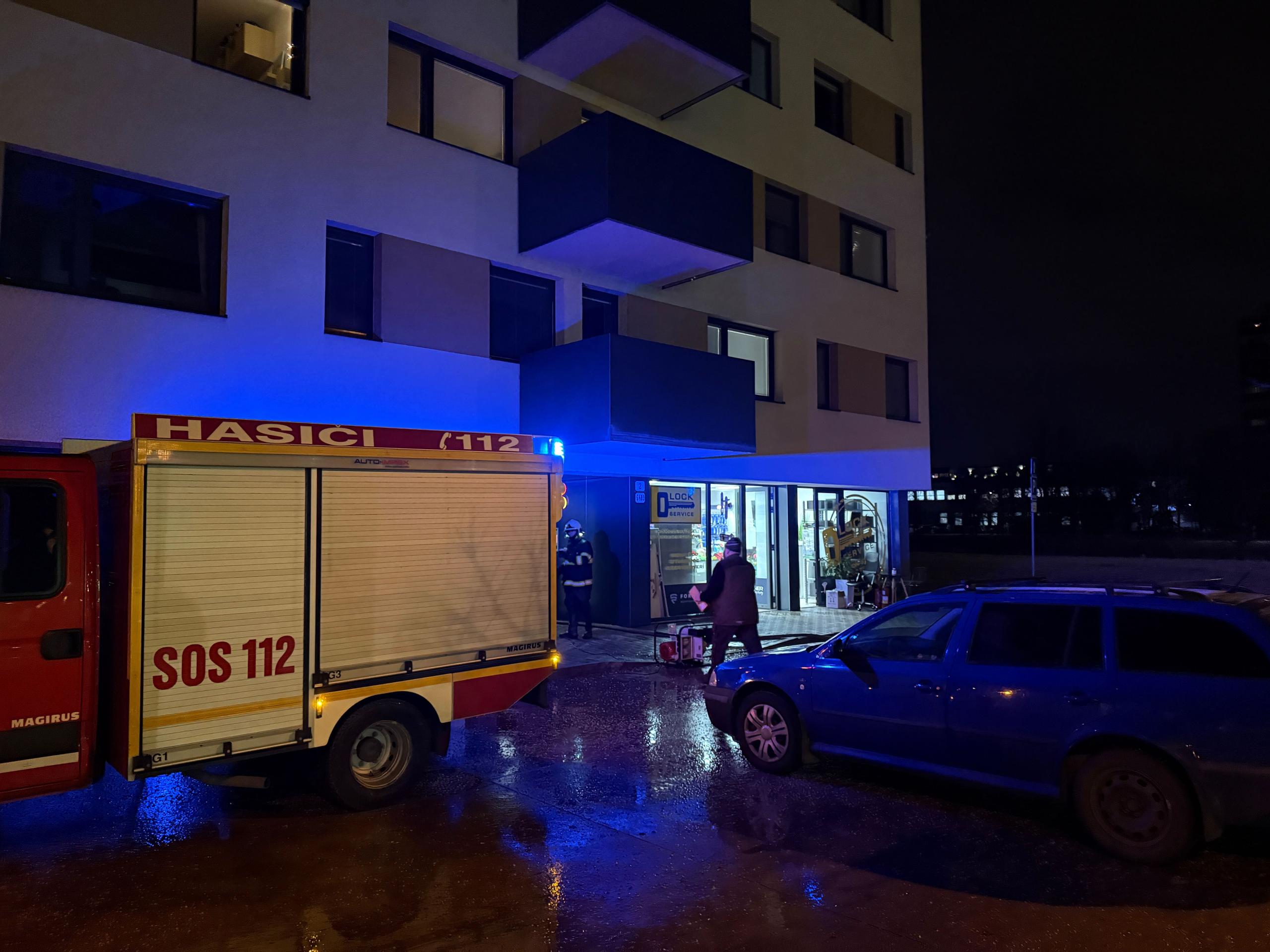 Prasknuté potrubie v Pezinku.