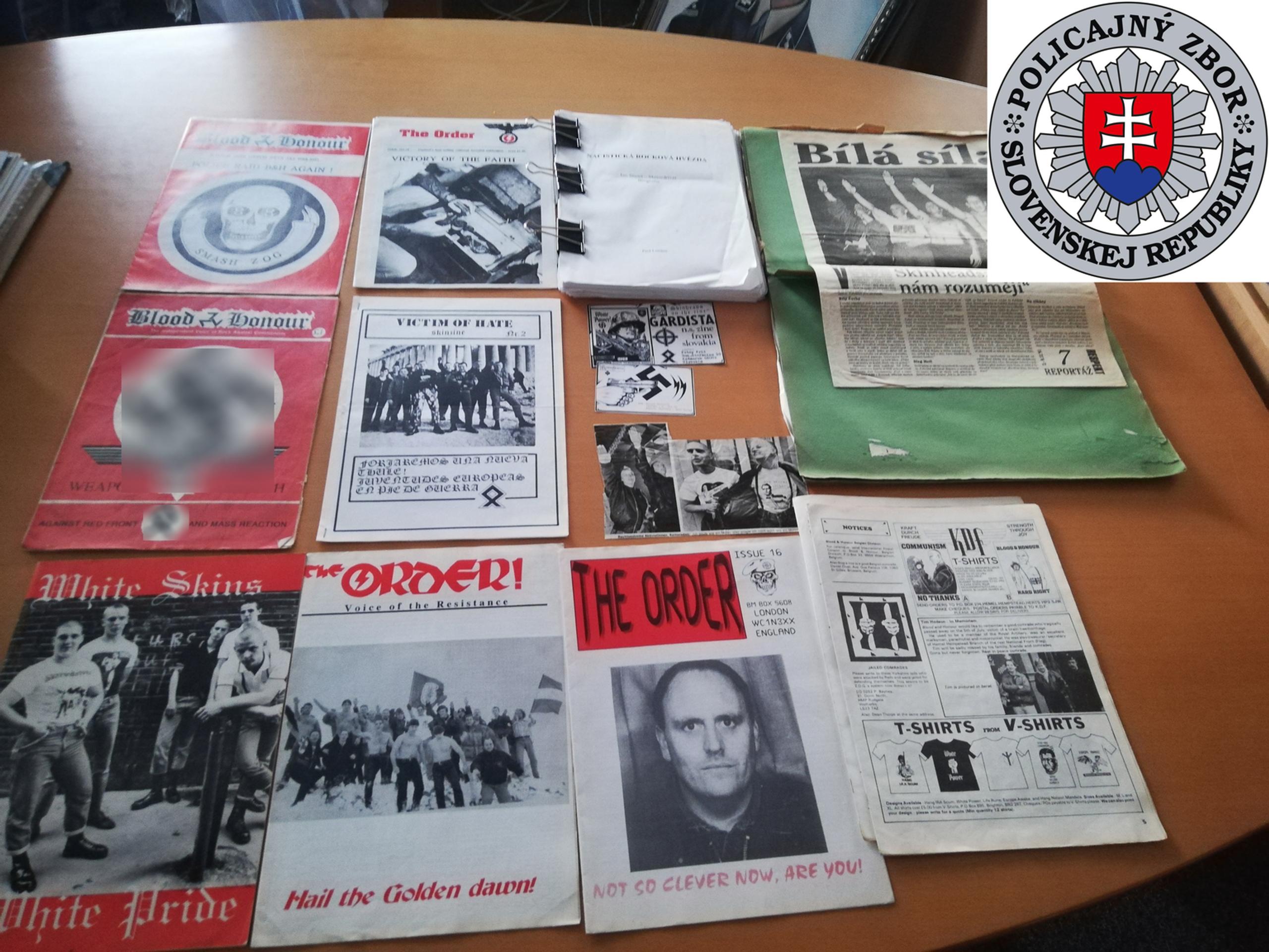 Na snímke pohľad cez okná bytu na materiálne škody po utorňajších masívnych výbuchoch v prístave v Bejrúte.