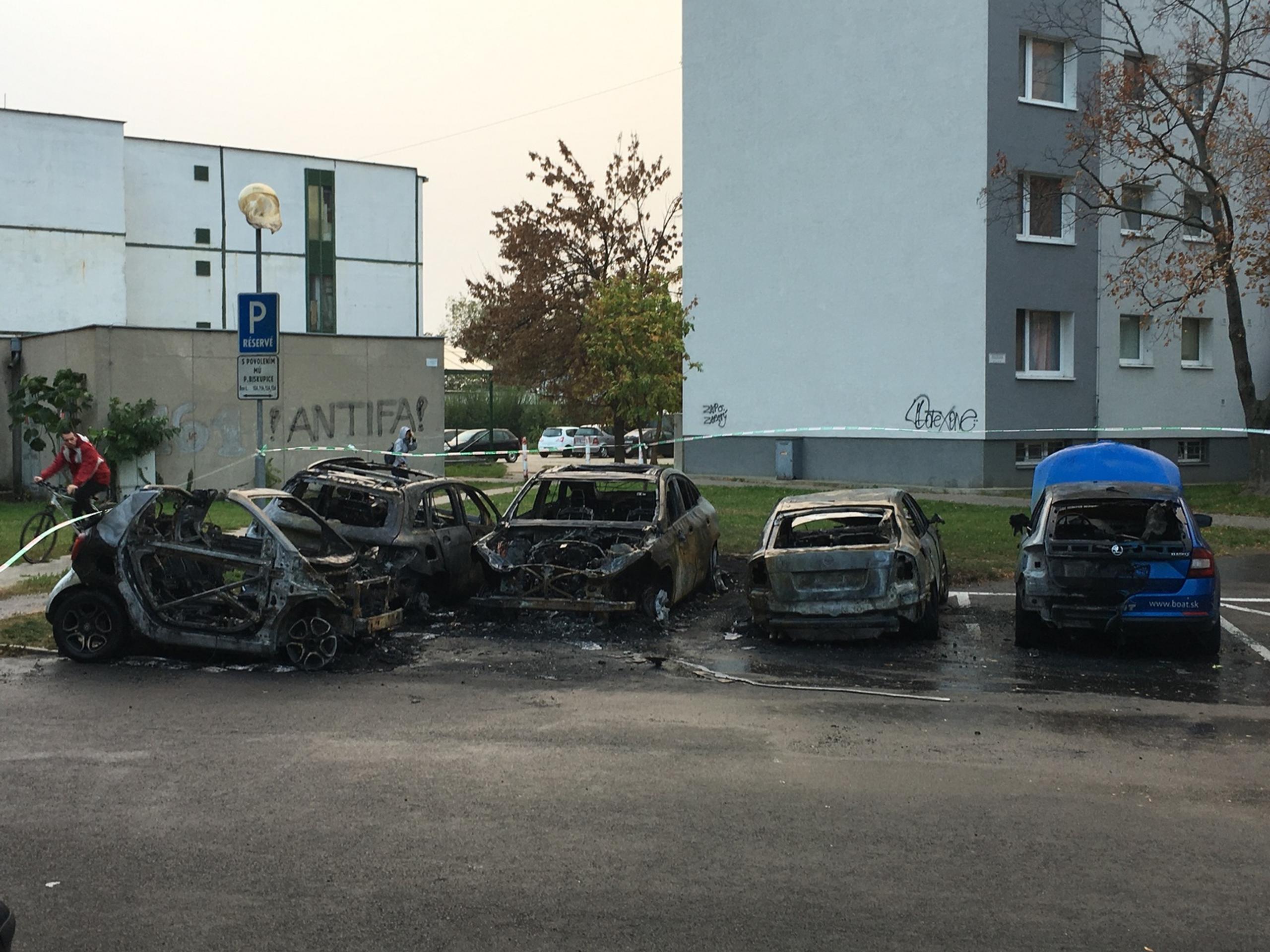 V Podunajských Biskupiciach zhorelo päť áut.