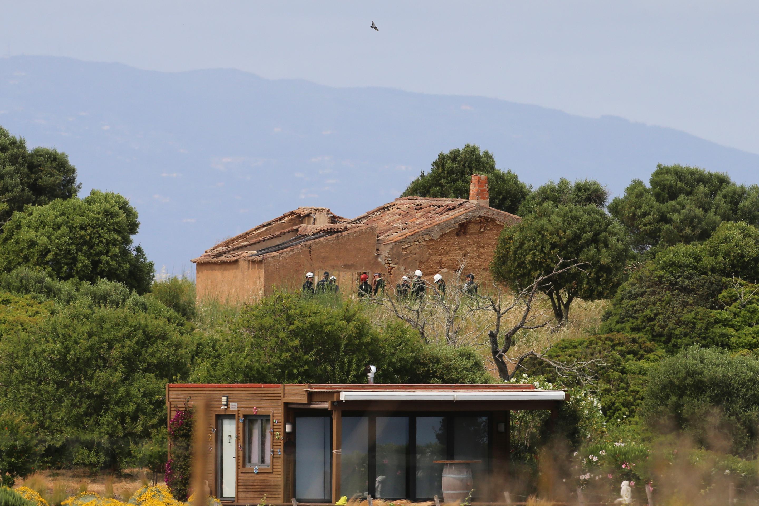 Portugalskí a nemeckí policajti, ktorí vyšetrujú zmiznutie britského batoľaťa Madeleine McCannovej, vykonávajú prehliadky v blízkosti Lagosu na juhu Portugalska.