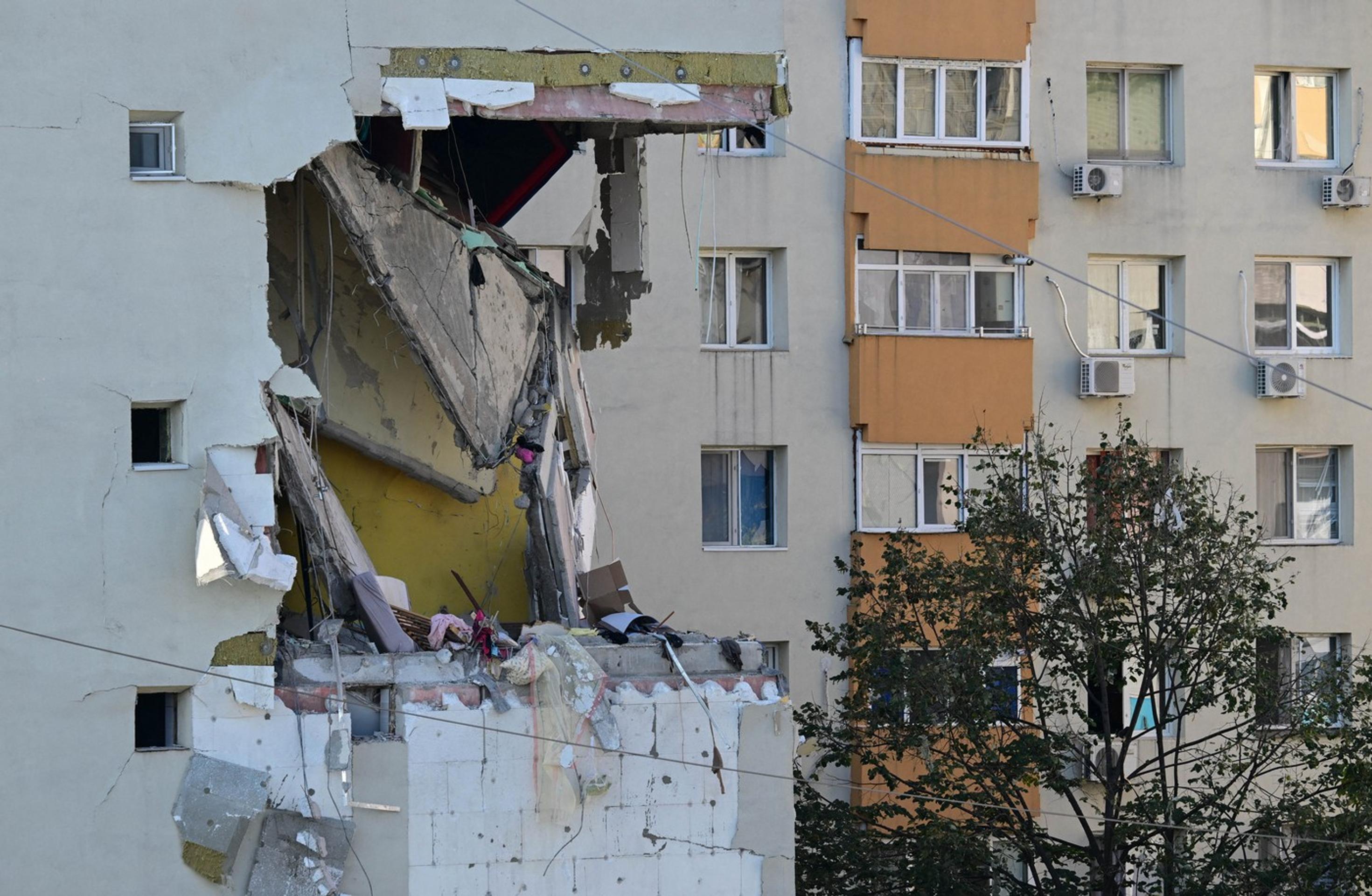 Výbuch zničil byty na dvoch poschodiach bytového domu v Bukurešti.