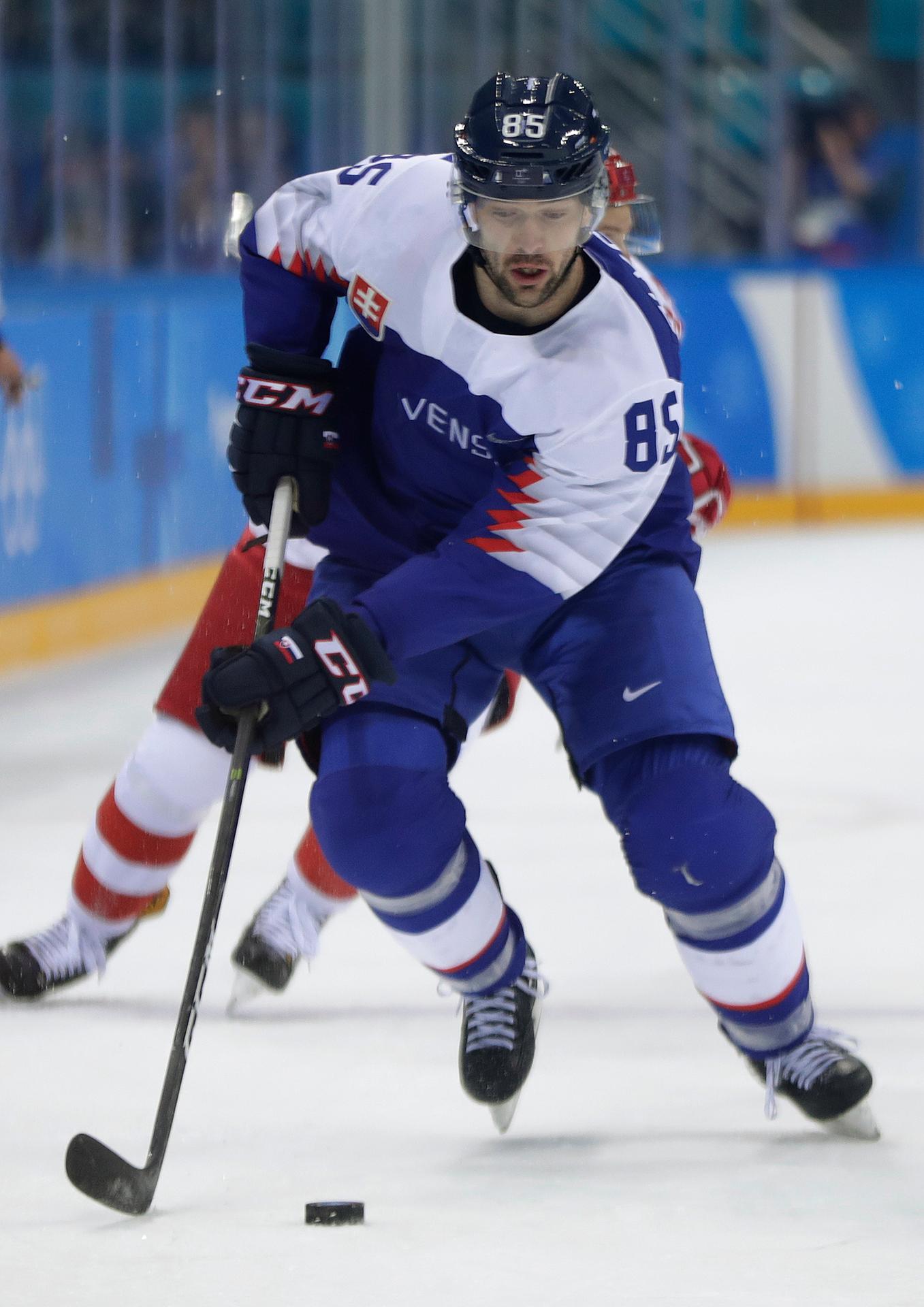 Martin Bakoš prekonáva brankára Olympionikov z Ruska Vasilija Košečkina na zápase ZOH 2018.