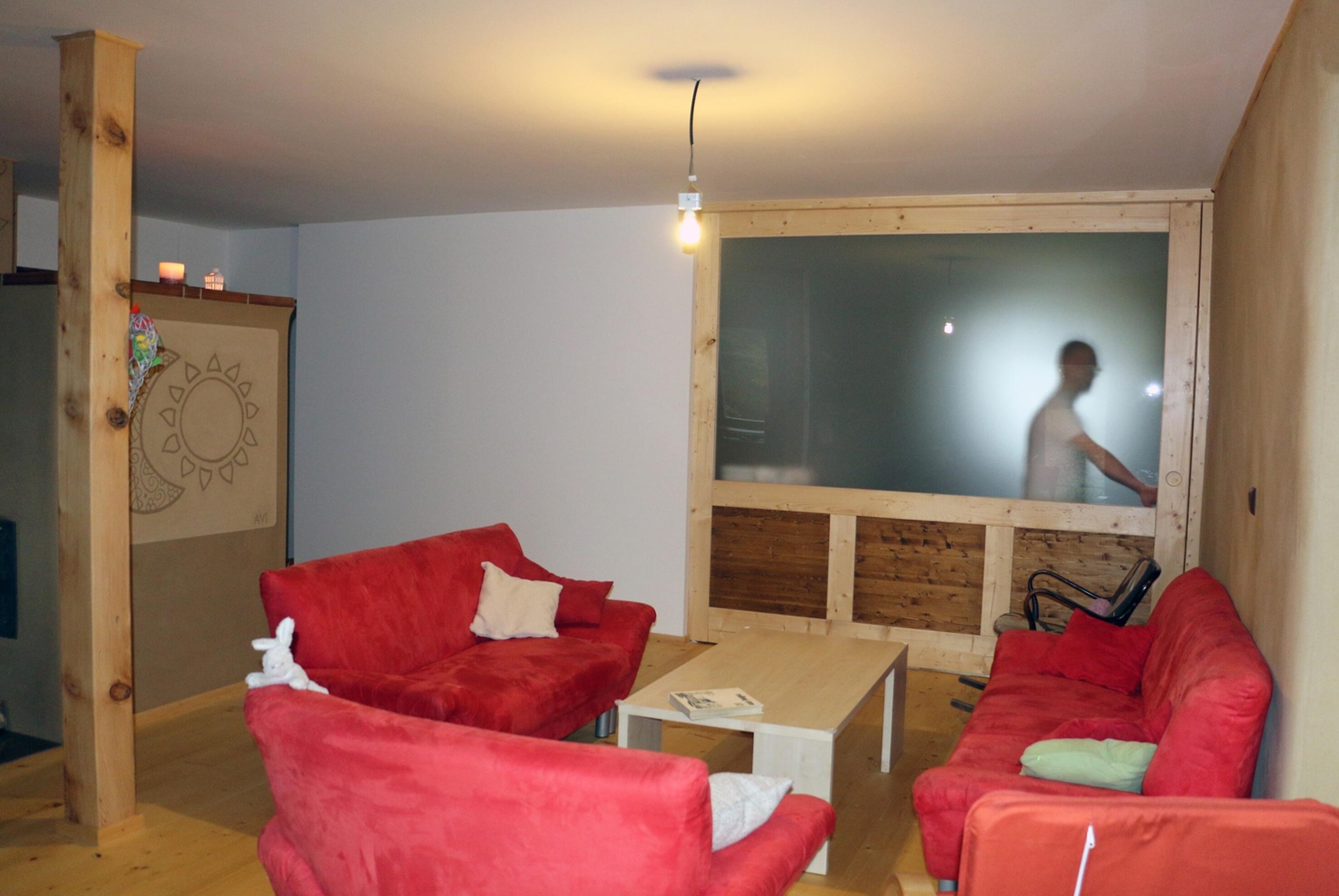 Interiér domu zo slamy 