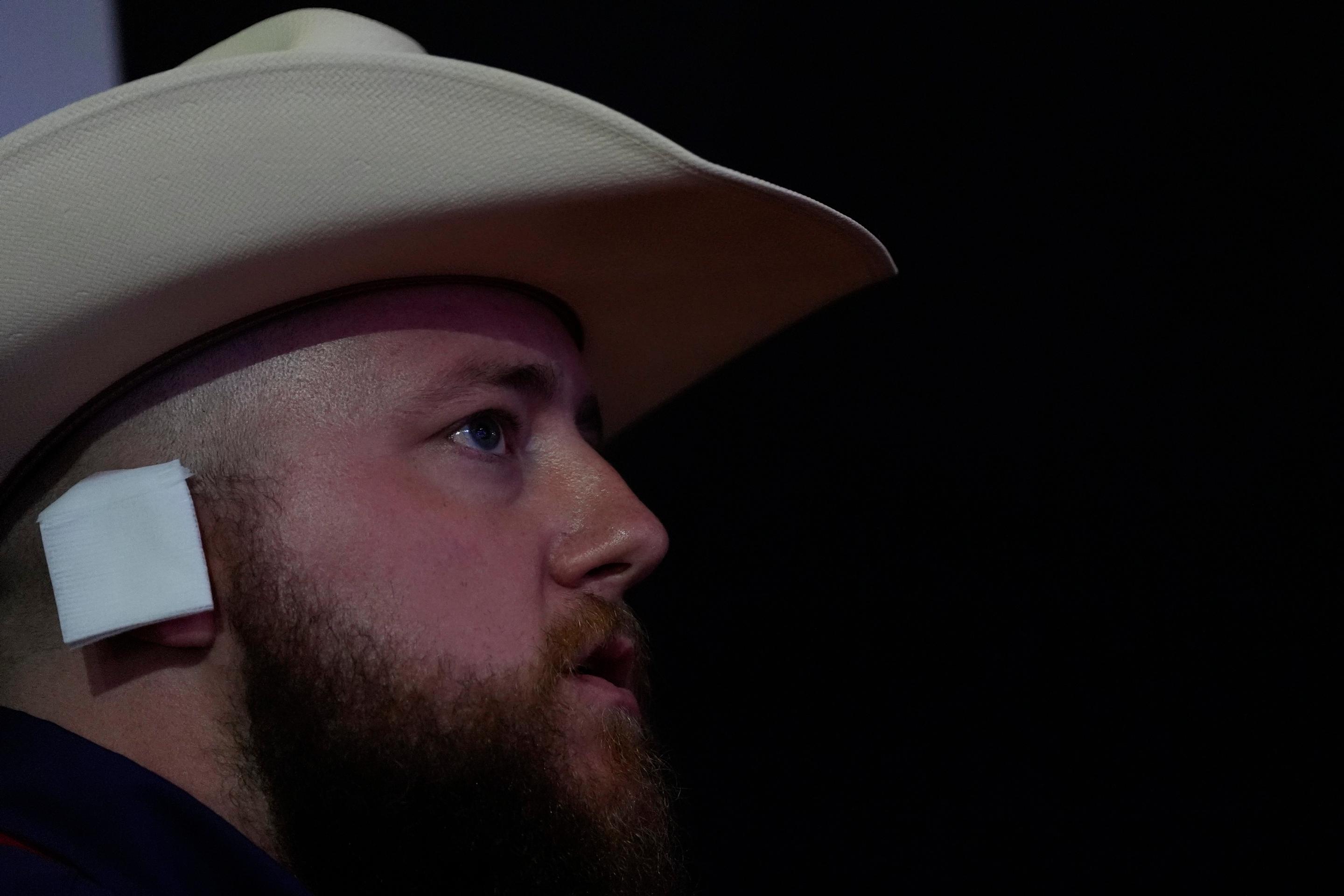 Jeden z mladších delegátov tiež takto podporil zraneného Donalda Trumpa.