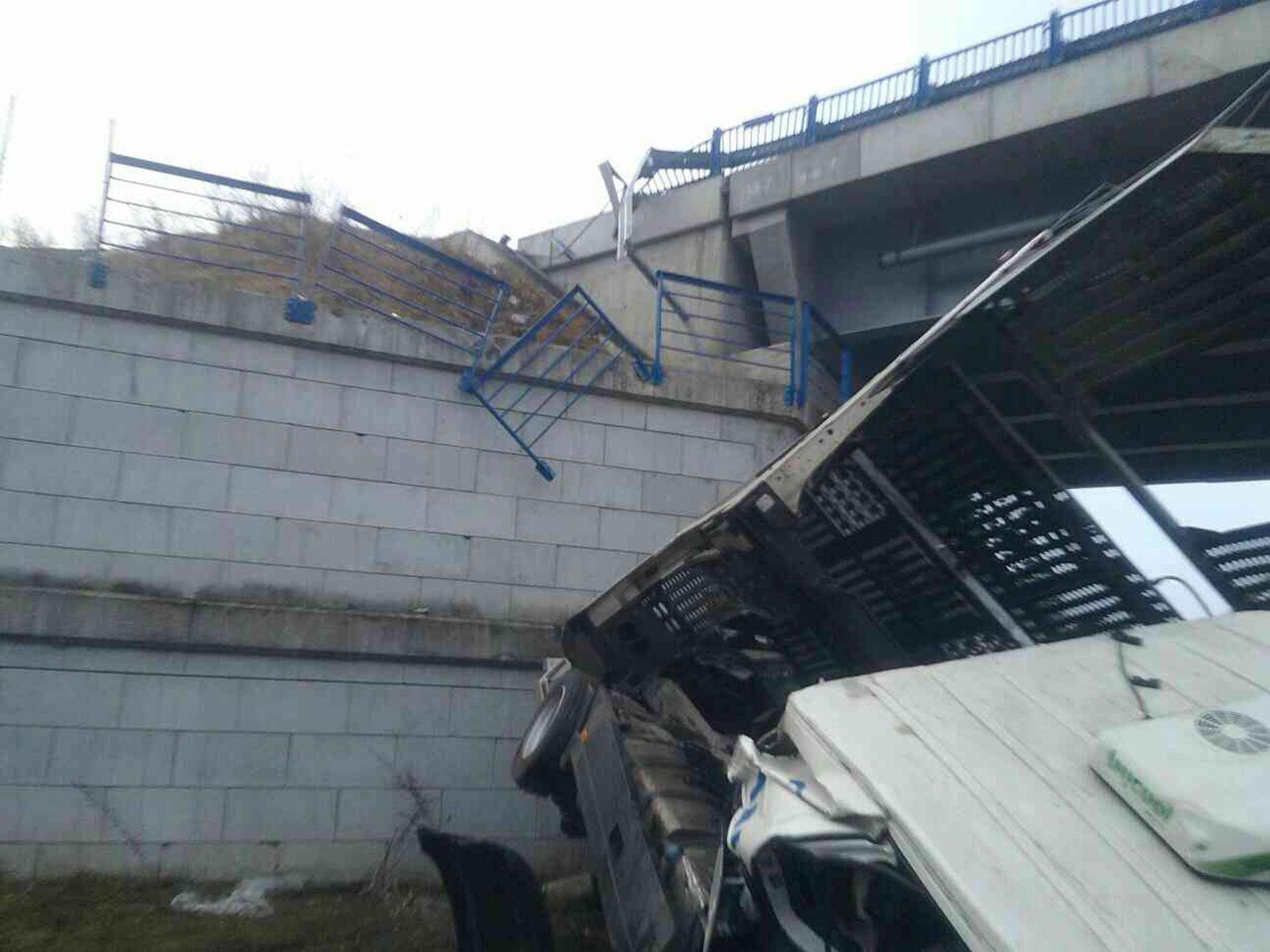 Kamiónn spadol z mosta.