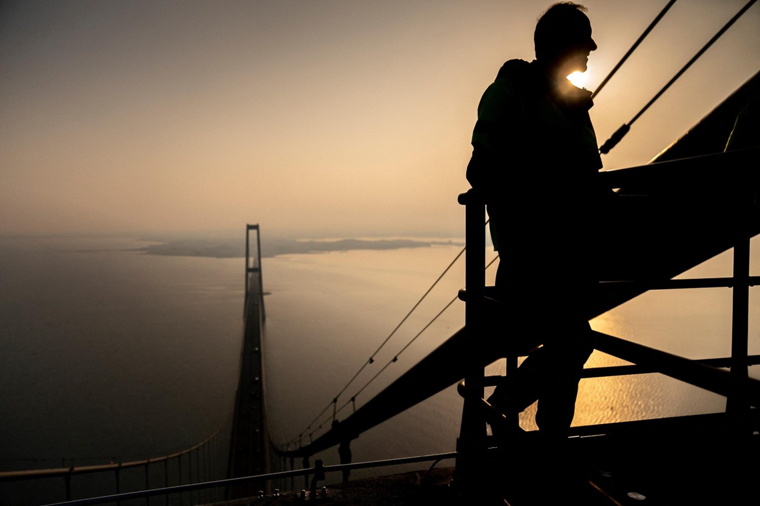 Riaditeľ Tour de France Christian Prudhomme na pilóne Mosta cez Veľký Belt v Dánsku, kde sa o 100 dní začne tohtoročná edícia najslávnejších cyklistických pretekov.