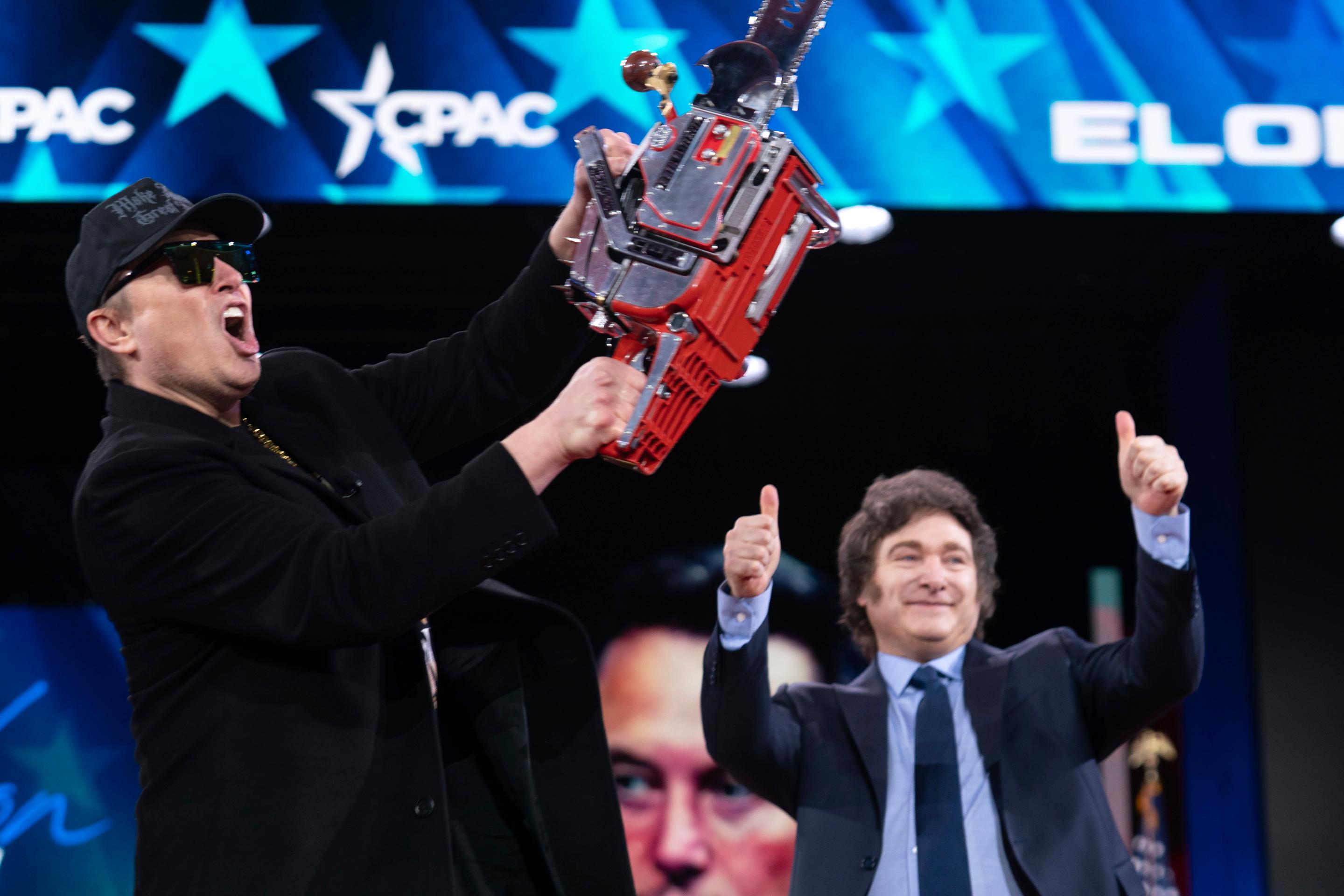 Musk dostal od Mileiho motorovú pílu.