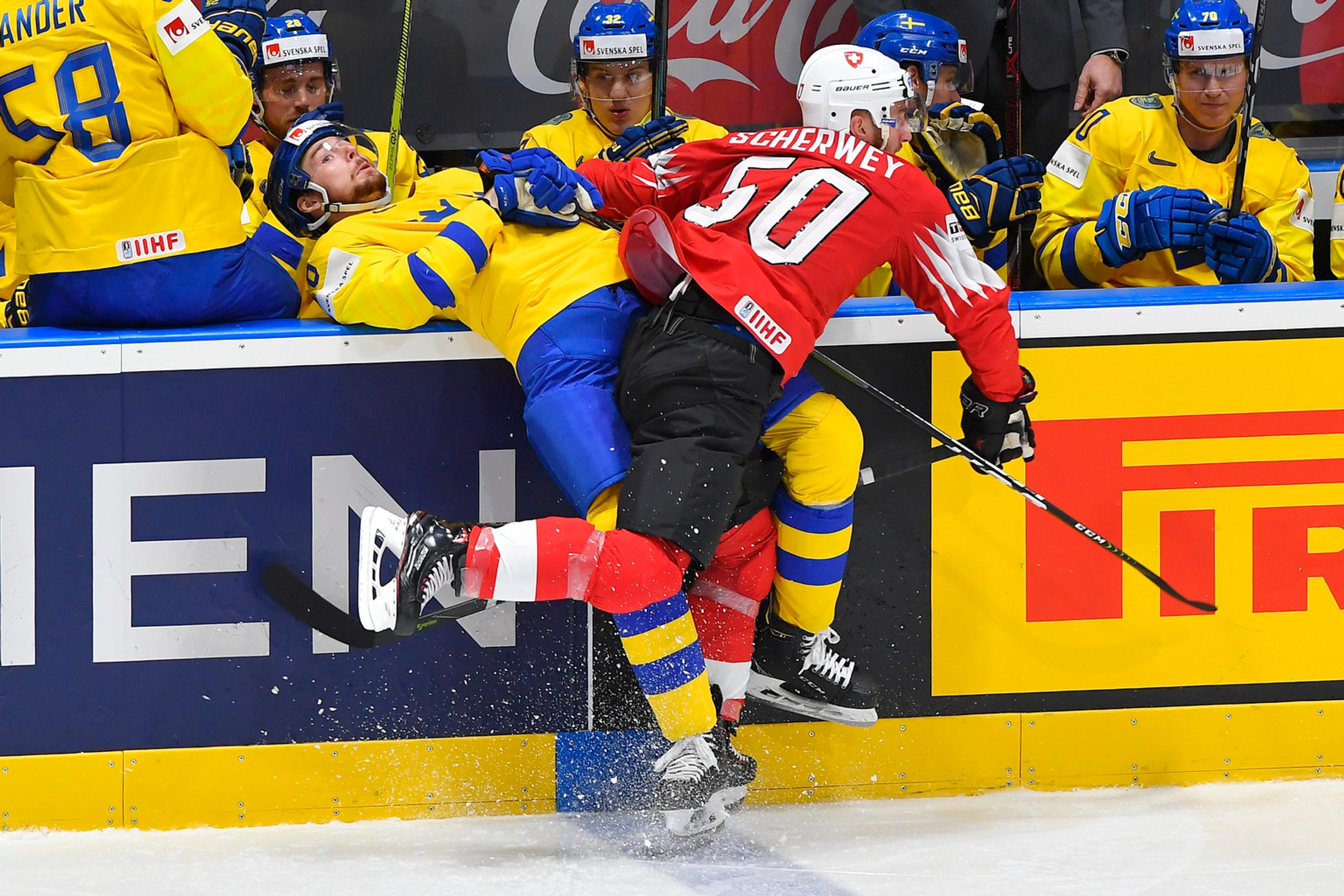 Zľava Švéd John Klingberg a Švajčiar Philipp Kurashev v dueli na MS 2019.