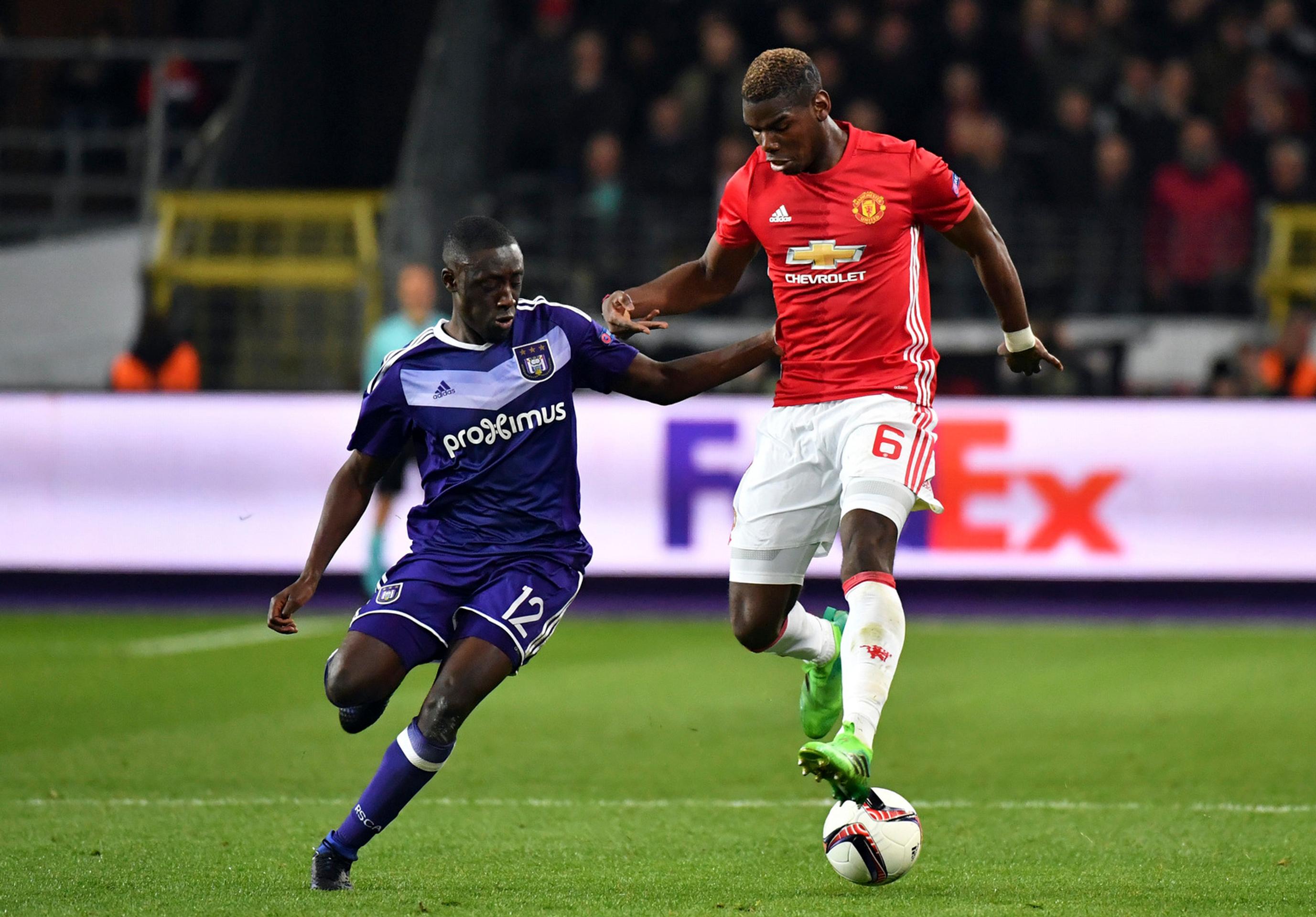 Ikona ManUtd Paul Pogba (vpravo) v súboji s Dennisom Appiahom z Anderlechtu vo štvrťfinále EL.