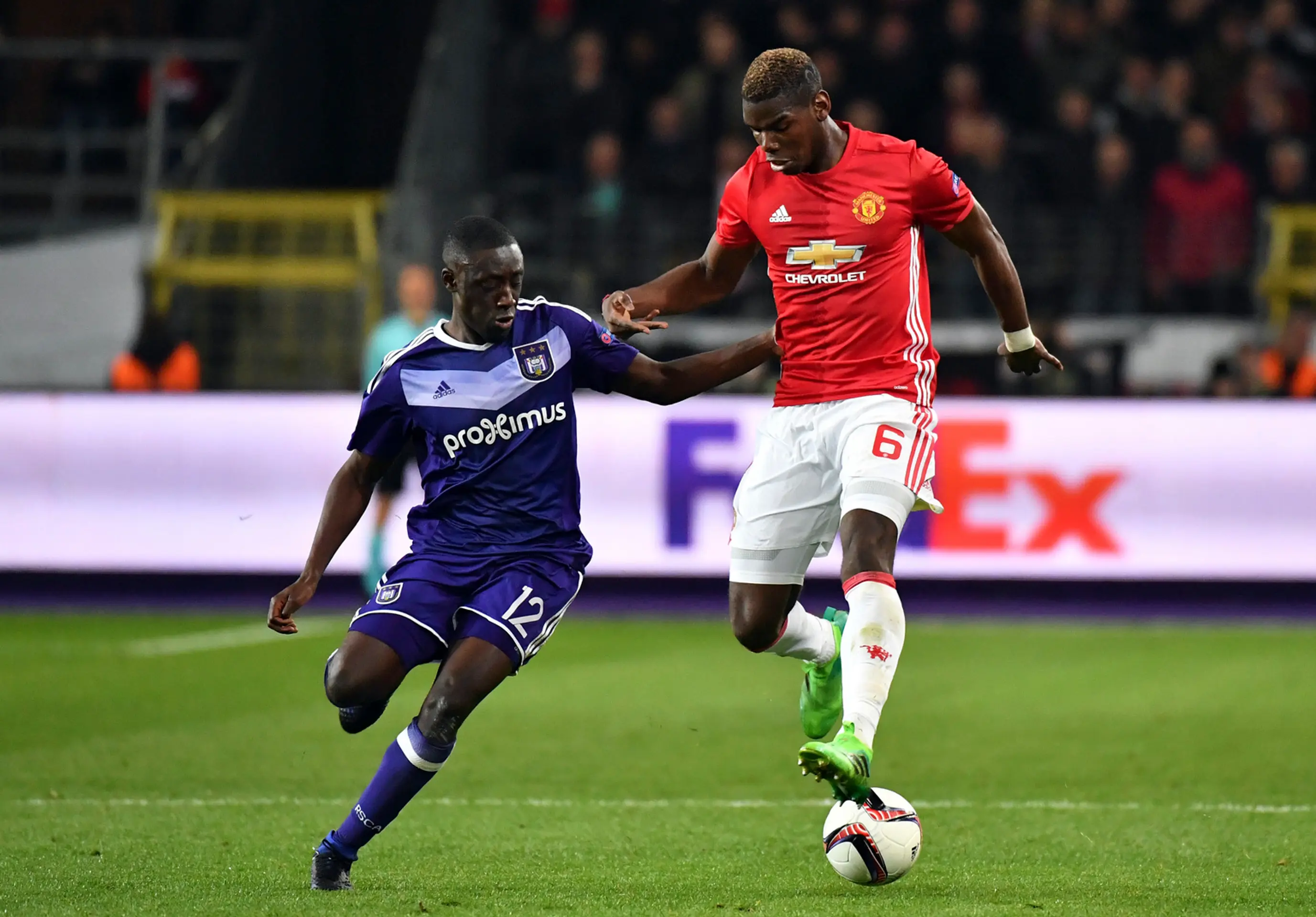 Ikona ManUtd Paul Pogba (vpravo) v súboji s Dennisom Appiahom z Anderlechtu vo štvrťfinále EL.