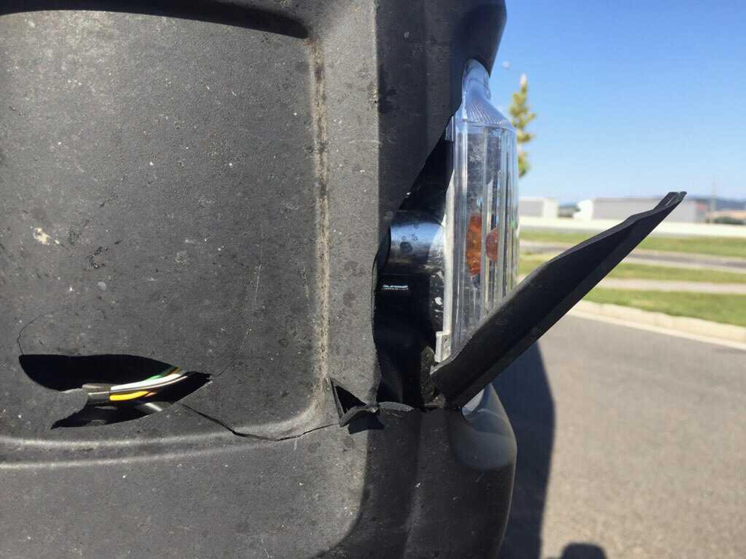 Rozbité sklo na aute.