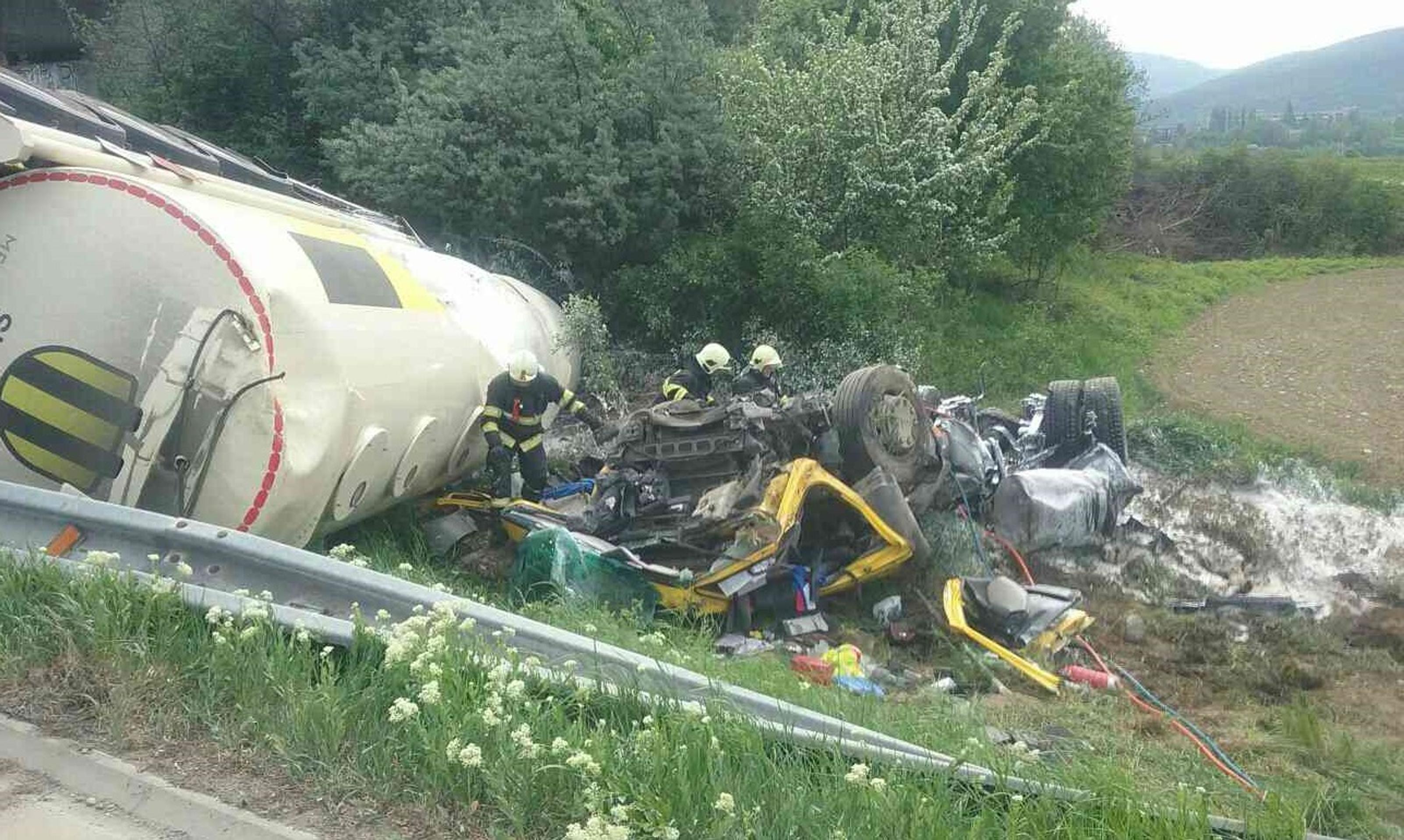 Na diaľnici D1 pri Dubnici nad Váhom sa prevrátila cisterna s benzínom