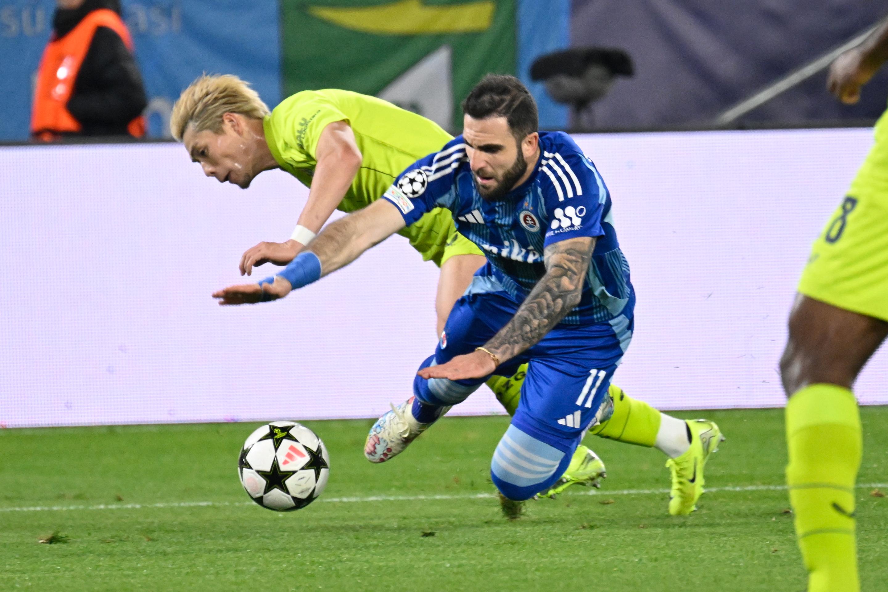 Na snímke sprava Tigran Barseghjan (Slovan) a Takuja Ogiwara (Dinamo) bojujú o loptu.